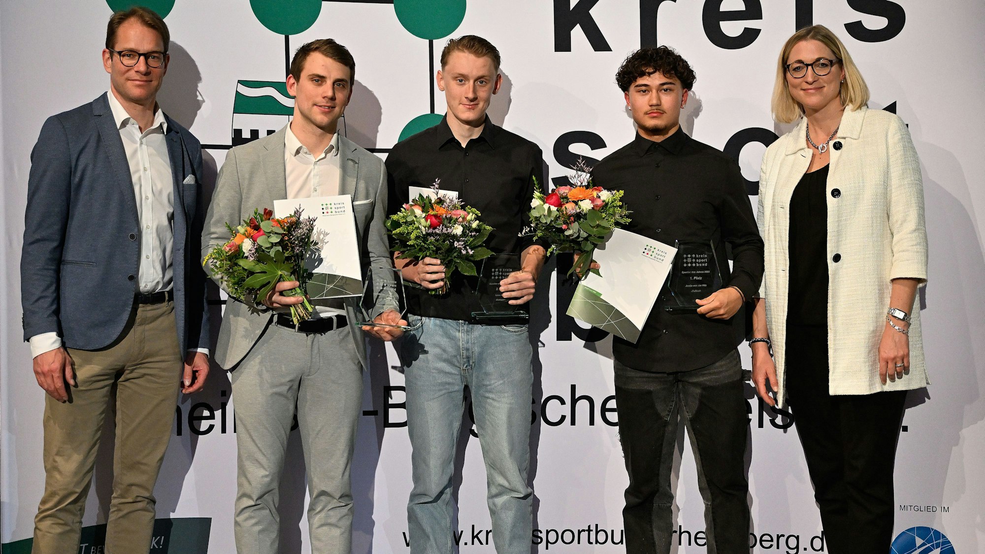 Ehrung der Sportler des Jahres mit Gunter Derksen, Justin van Gerven, Leon Arenz, Justin von der Hitz, Christiane Bechem.