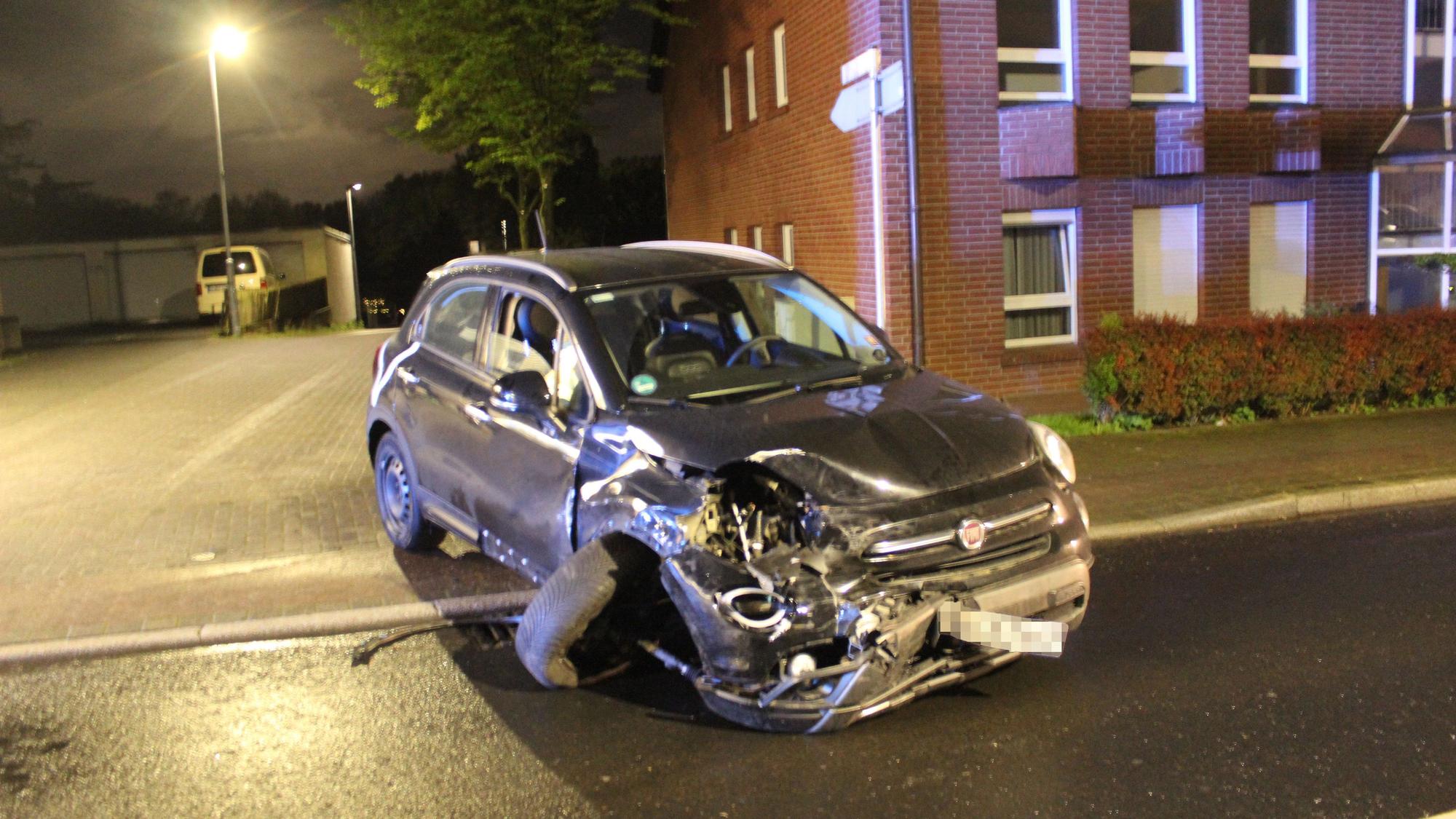 Beschädigter Fiat des Unfallverursachers in Bergisch Gladbach auf der Handstraße.
