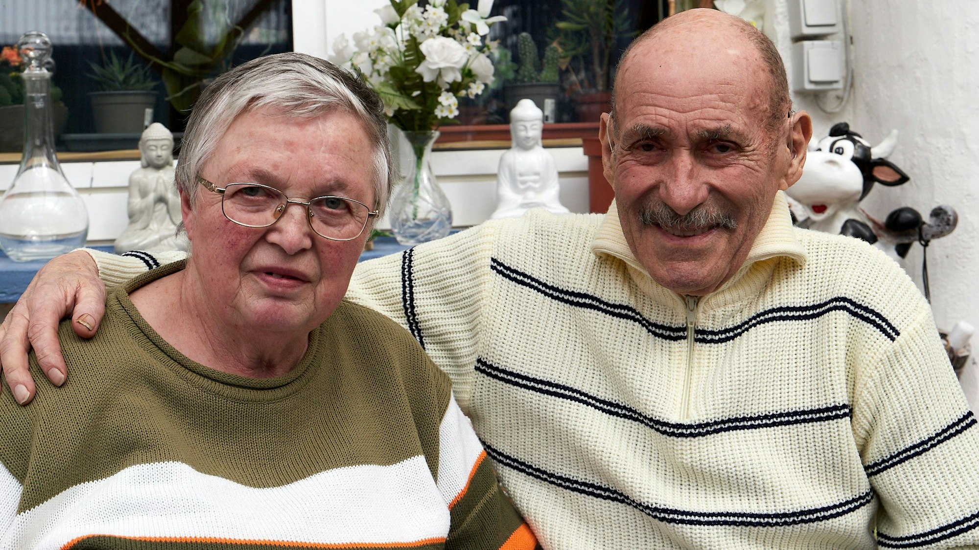 Franz Leuther sitzt neben seiner Frau Maria und legt ihr den Arm um die Schulter.