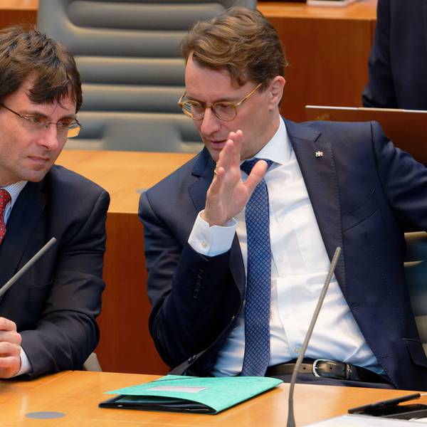 Marcus Optendrenk, Finanzminister des Landes Nordrhein-Westfalen (links, CDU), und Hendrik Wüst, Ministerpräsident von NRW (r.) sitzen bei einer Aktuellen Stunde im Landtag von Nordrhein-Westfalen im Plenum.