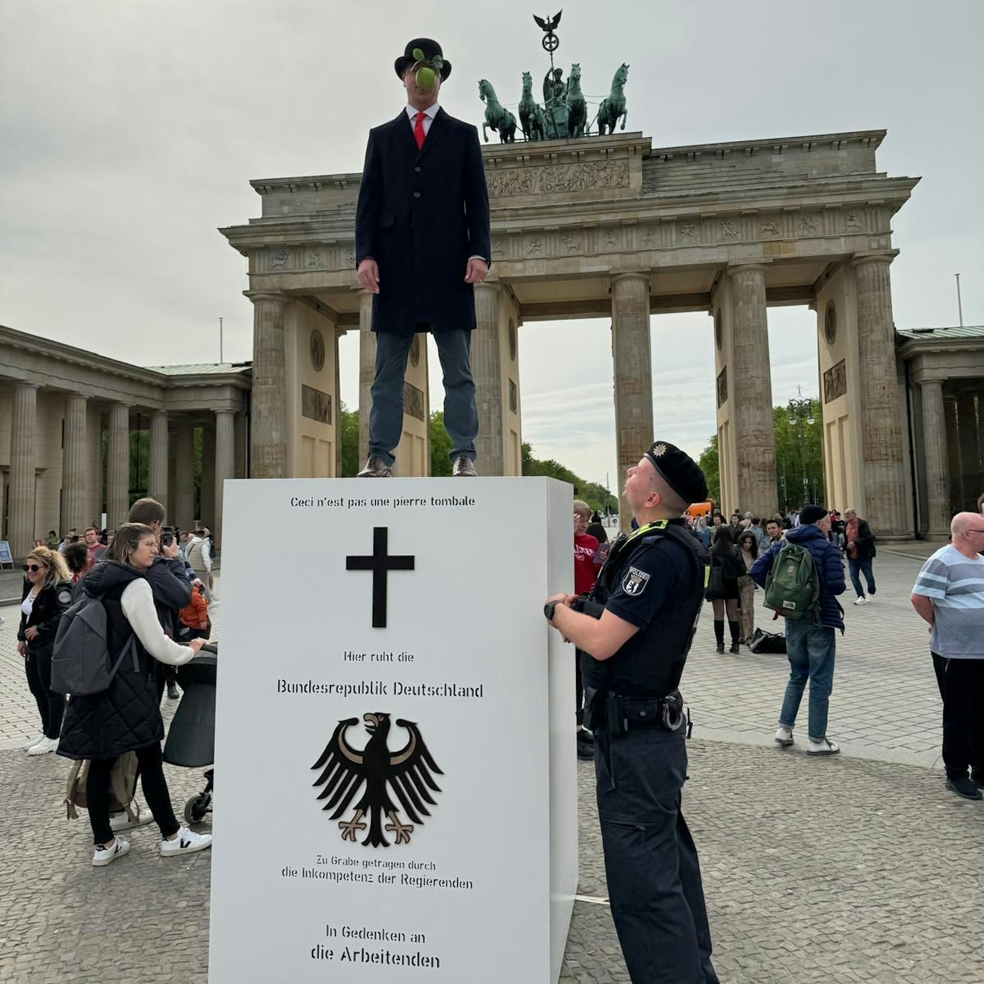 Ein Polizist betrachtet Thomas Schneider.