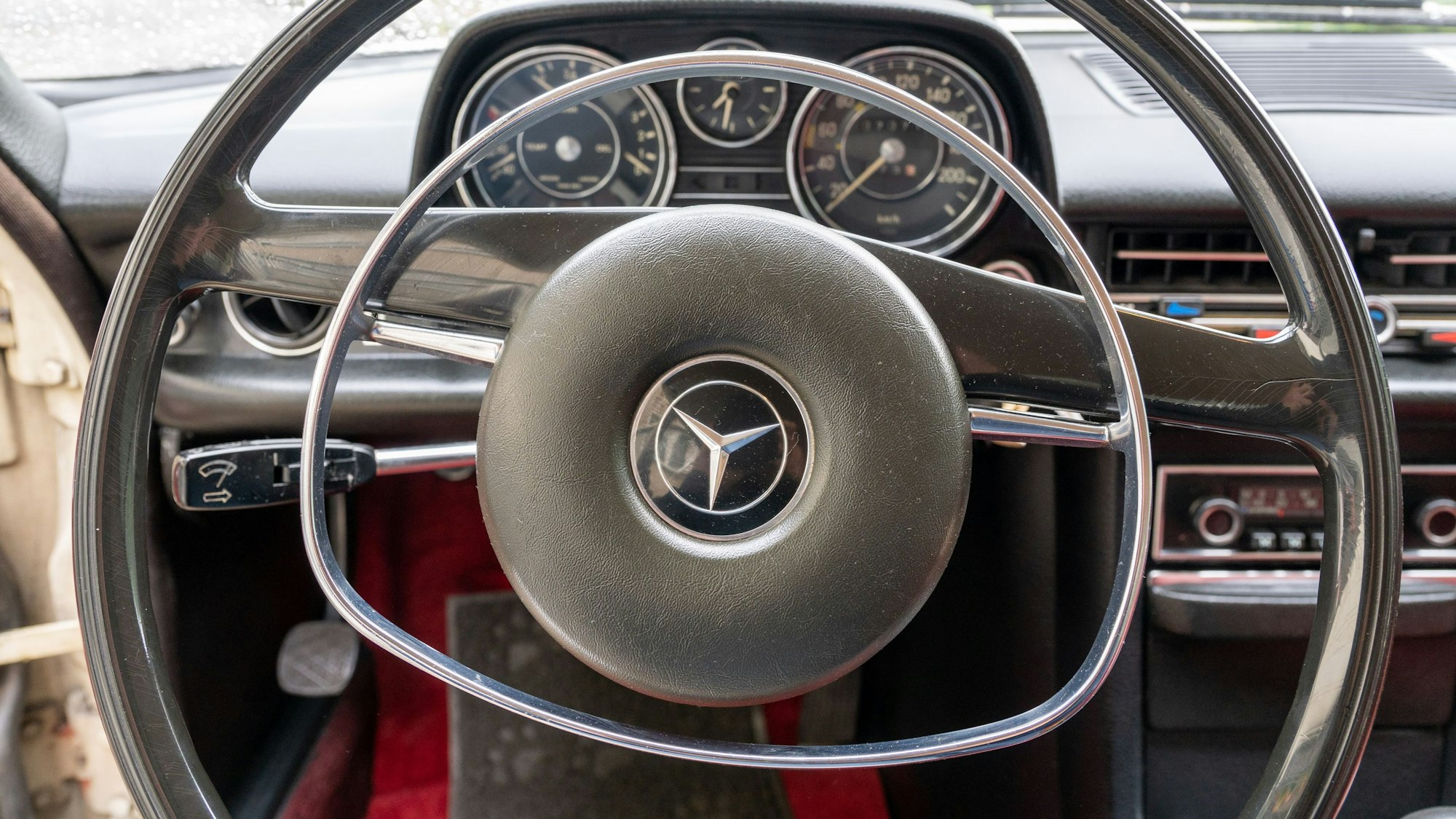 Das Lenkrad eines Merced-Oldtimers (Symbolbild)