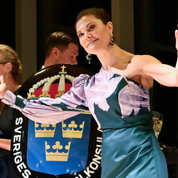 Die Kronprinzessin breitet ihre Arme aus.