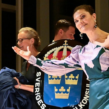 Die Kronprinzessin breitet ihre Arme aus.