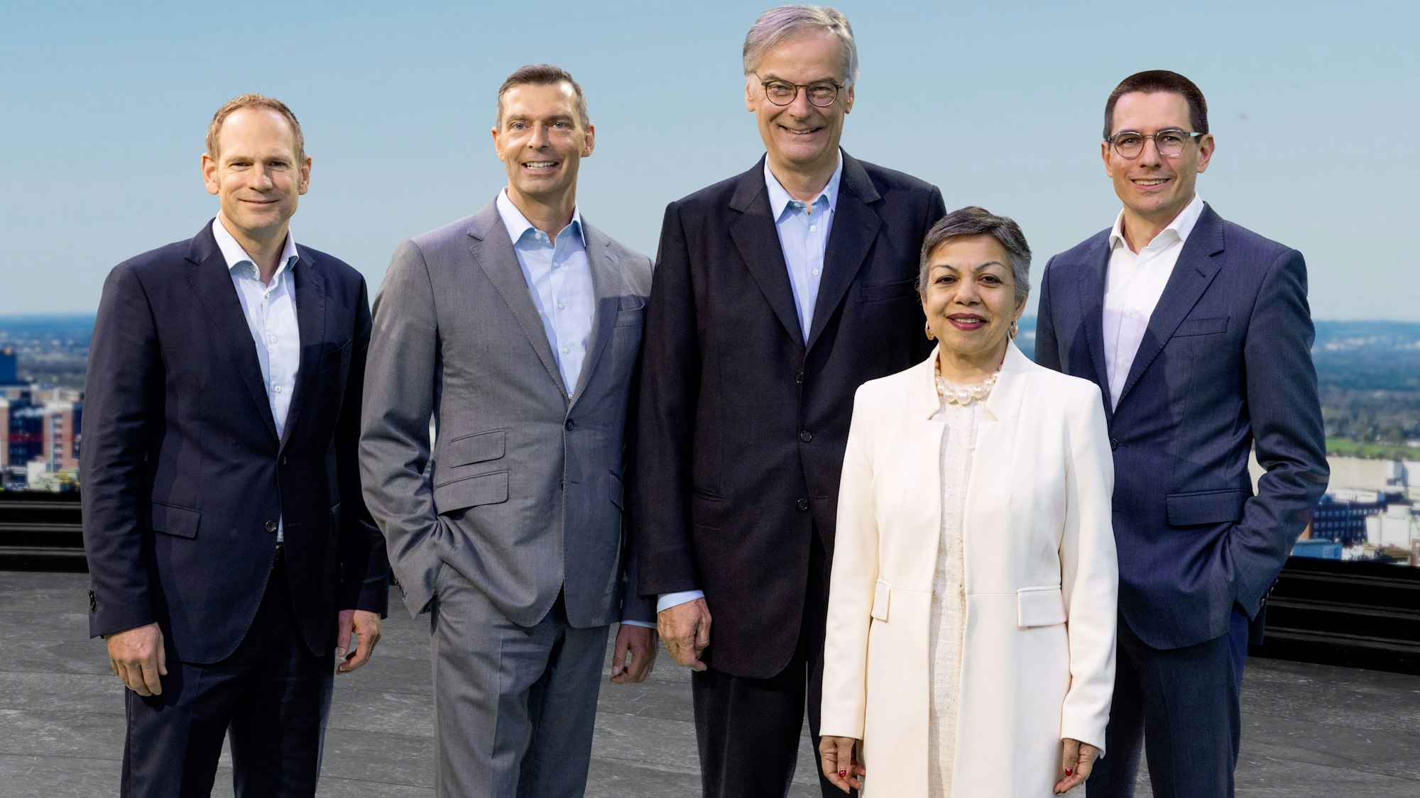 Die Covestro-Führung mit Technologievorstand Thorsten Dreier, dem Vorstandschef Markus Steilemann, Aufsichtsratschef Richard Pott, Vertriebsvorständin Sucheta Govil und Finanzchef Christian Baier