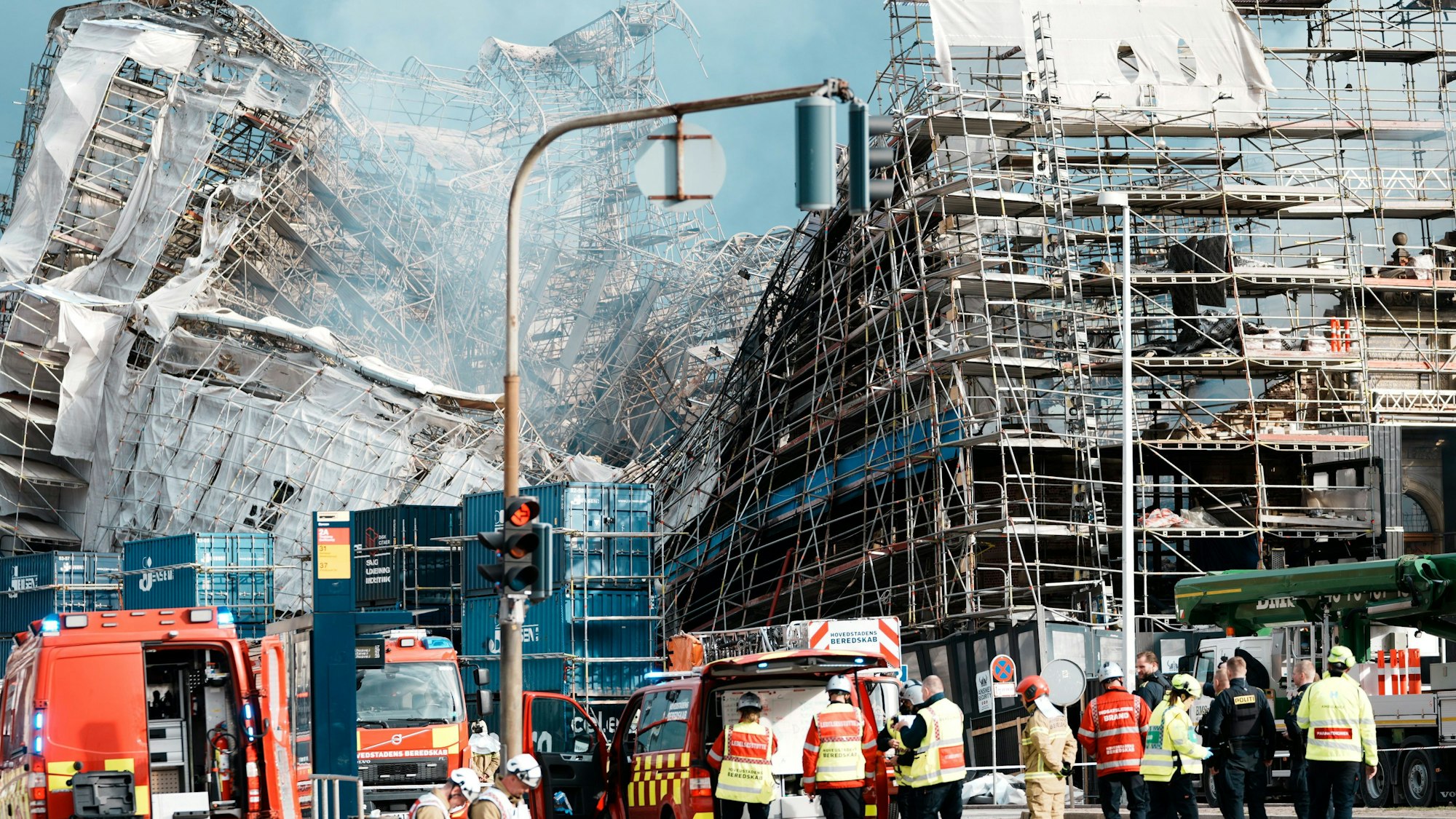 Die Außenwand der alten Börse ist in Richtung Boersgade eingestürzt. Ein Feuer wütete am Dienstag (16.04.2024) in einem der ältesten Gebäude Kopenhagens. Das Mauerwerk der ausgebrannten Hälfte der historischen Börse in Kopenhagen ist eingestürzt.