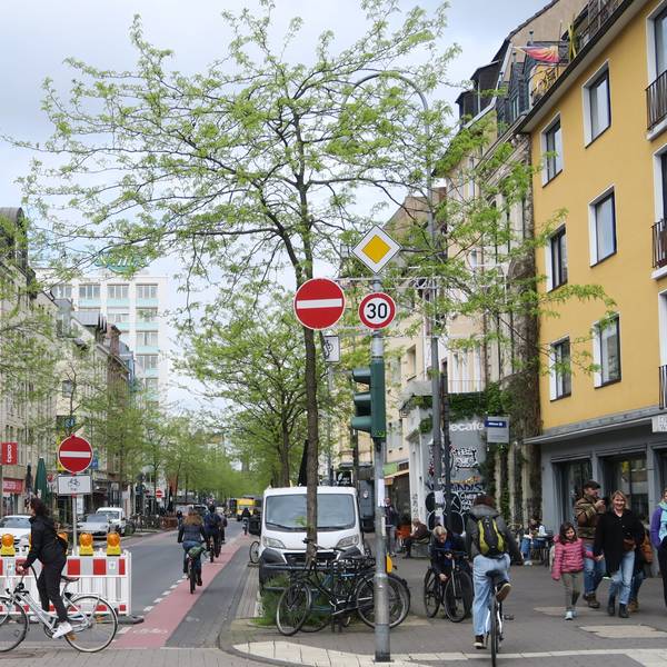 Nach der Umwidmung zur Einbahnstraße prophezeien einige Geschäftsleute wieder den Untergang der Venloer Straße.
