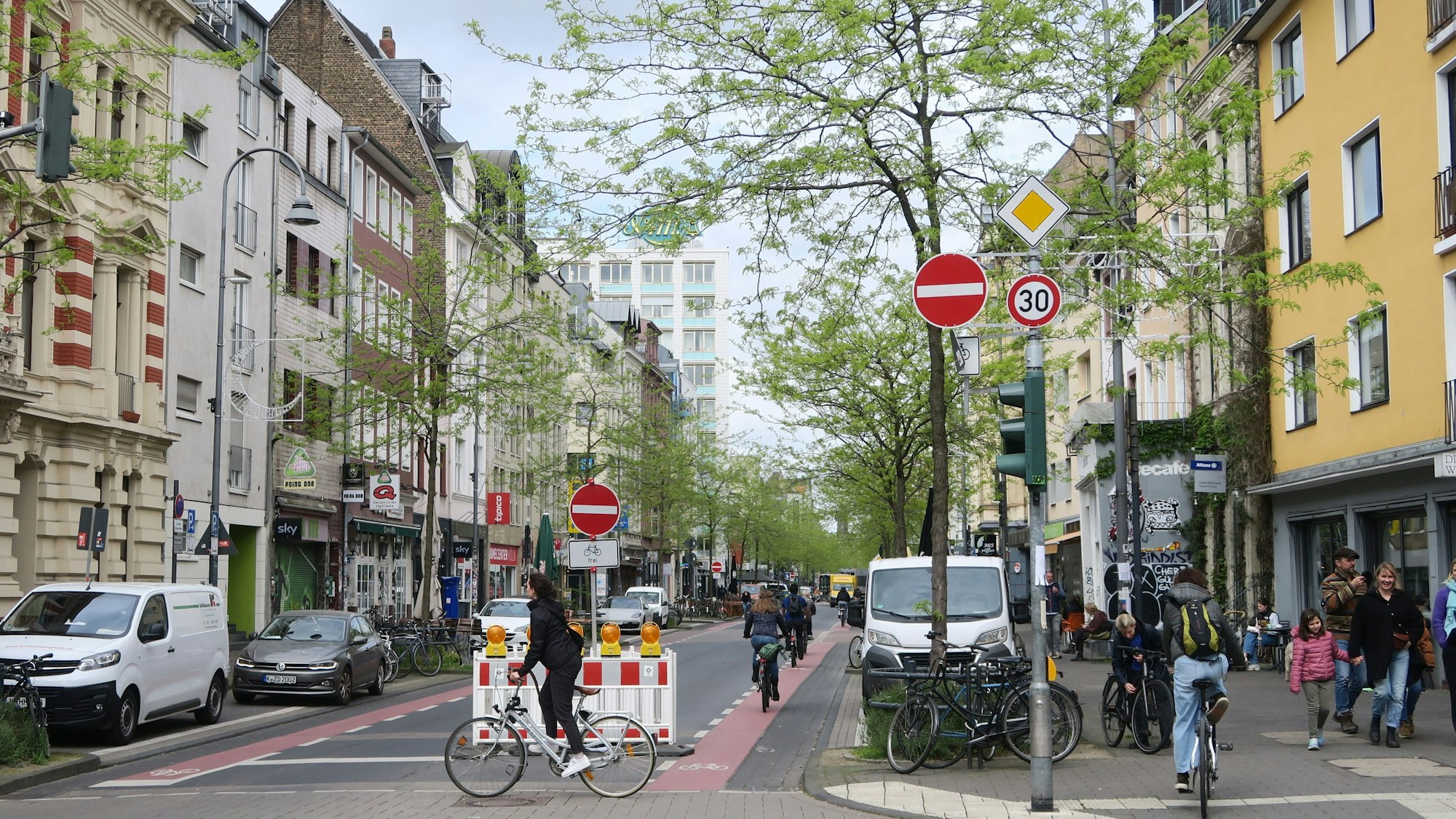 Nach der Umwidmung zur Einbahnstraße prophezeien einige Geschäftsleute wieder den Untergang der Venloer Straße.