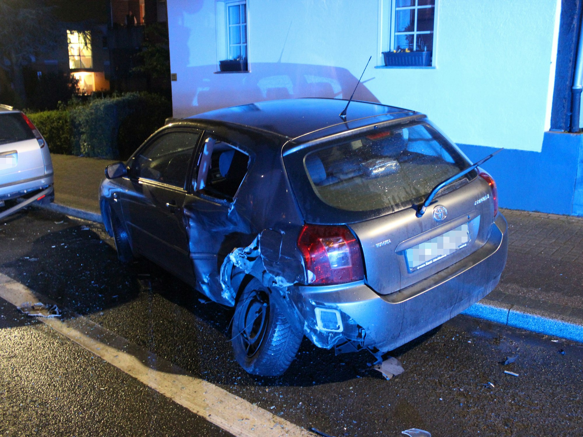 Eines der drei geparkten Autos, mit denen der unbekannte Mann kollidierte.