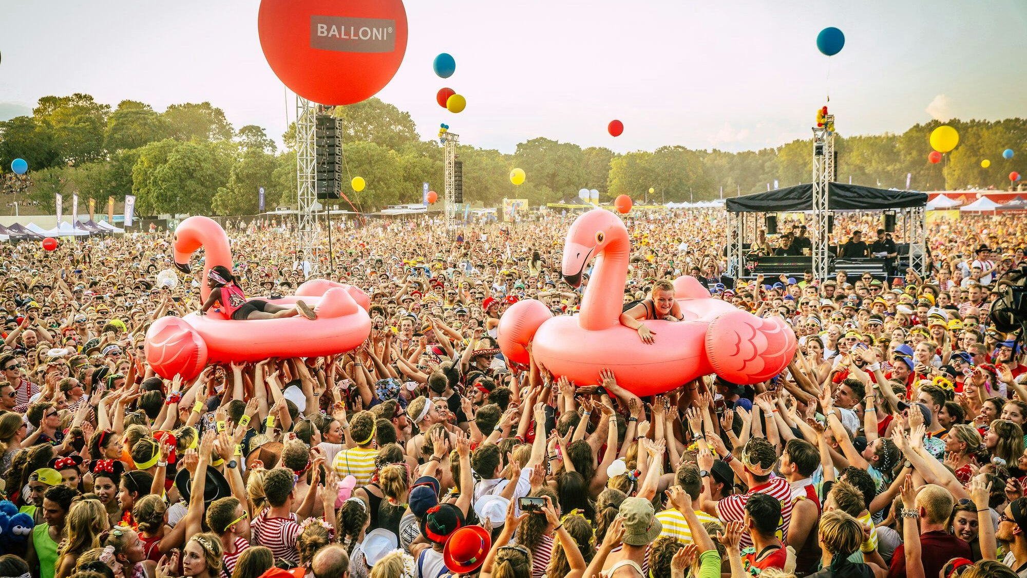 Menschen feiern bei einem Festival.