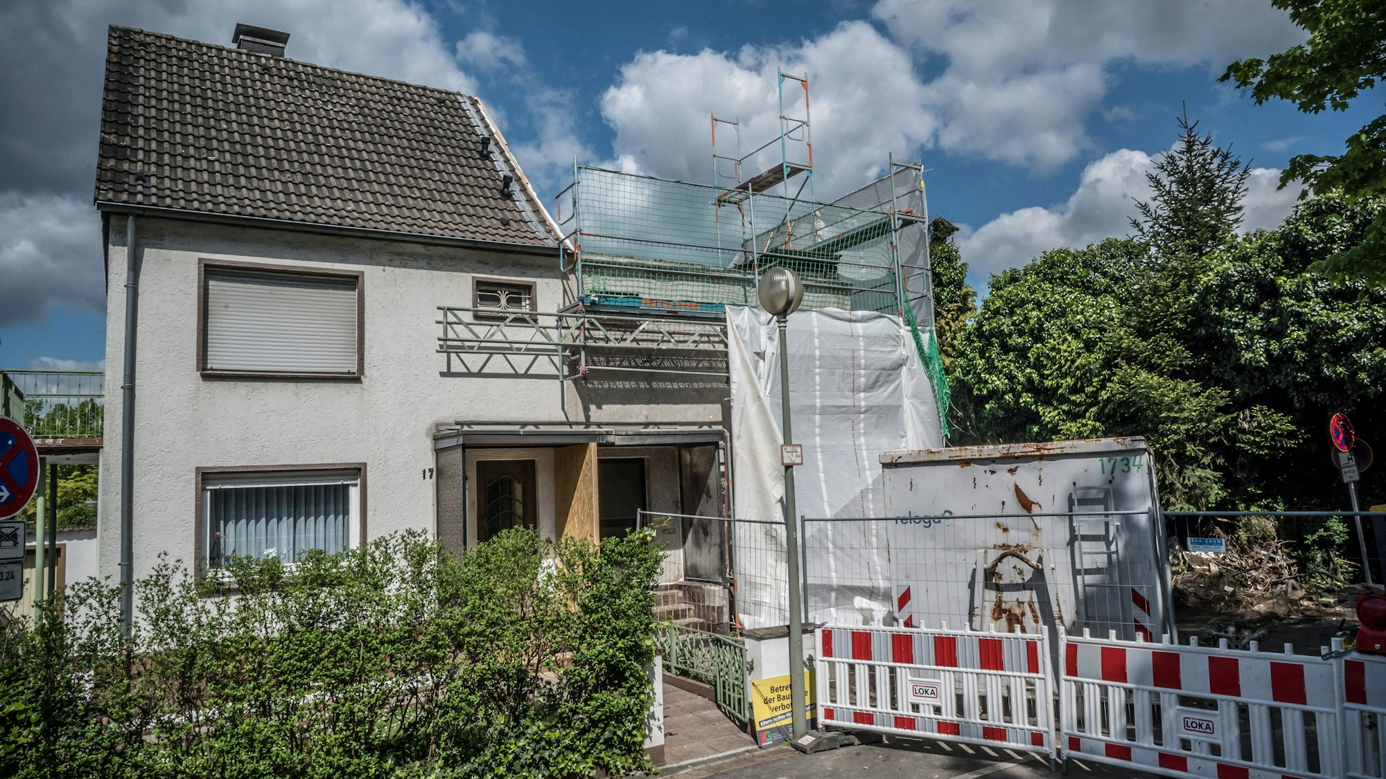 Ein erster Hausabbruch für eine Autobahn: Das Haus Alsenstraße 19 hatte die Autobahn gekauft und lässt es zurzeit abbrechen.