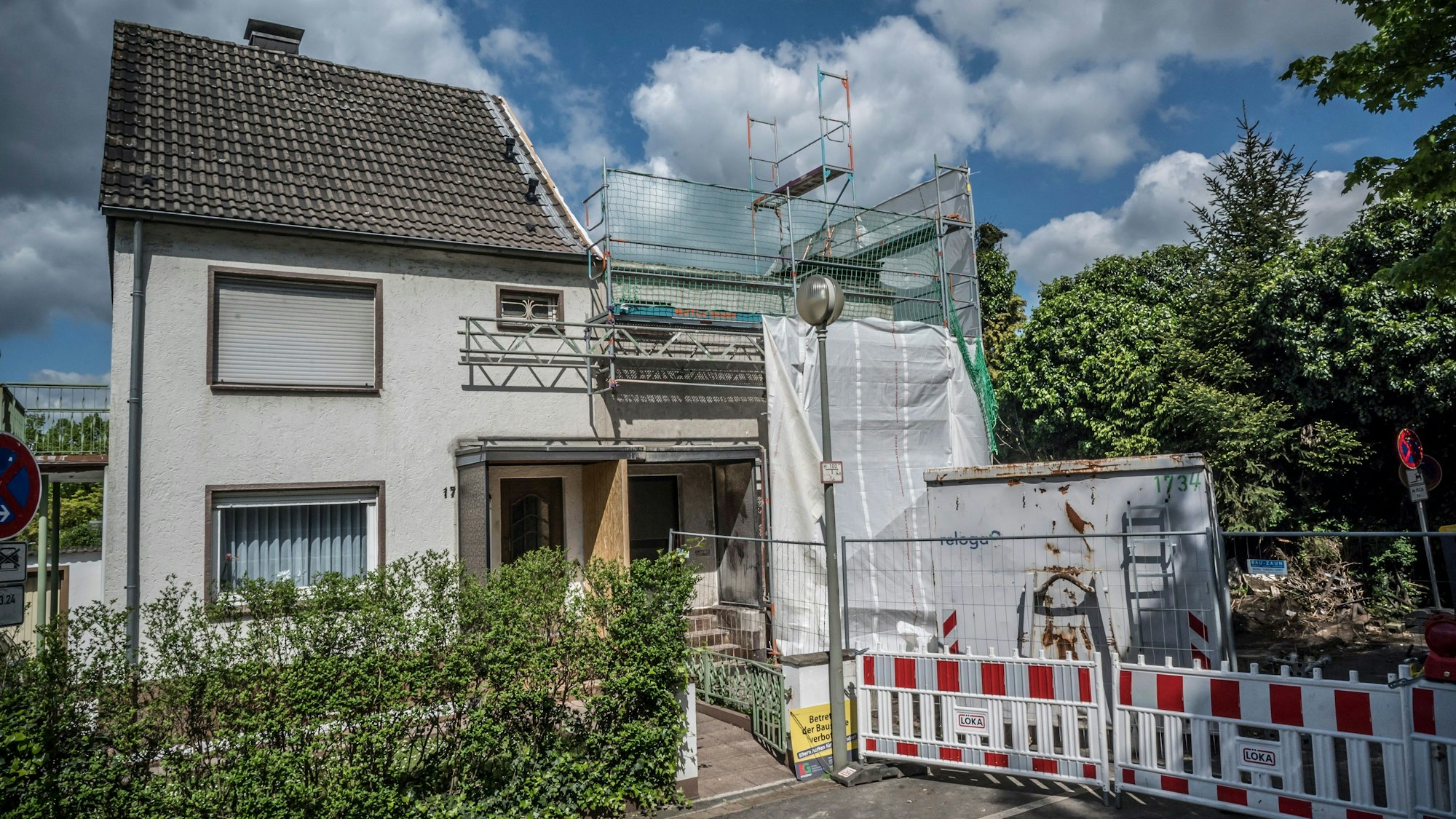 Ein erster Hausabbruch für eine Autobahn: Das Haus Alsenstraße 19 hatte die Autobahn gekauft und lässt es zurzeit abbrechen.