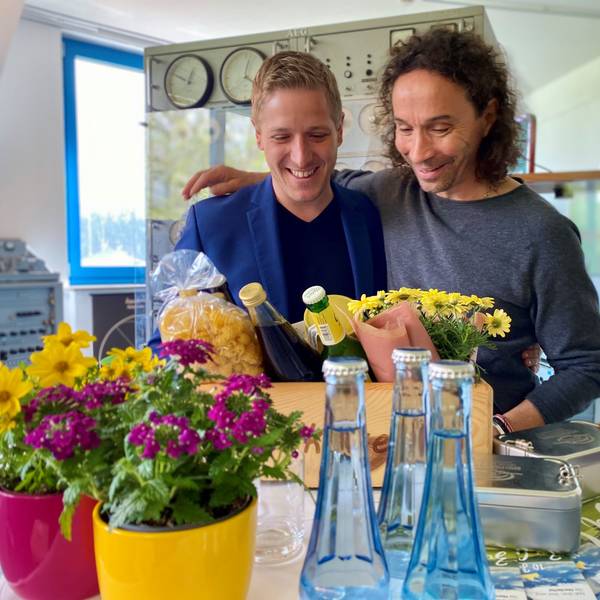 Landrat Markus Ramers und Stephan Brings stehen Arm in Arm vor einer „Eifel Kiste“.