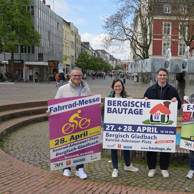 Organisatoren der Bergischen Bautage zeigen die Werbeplakate.
