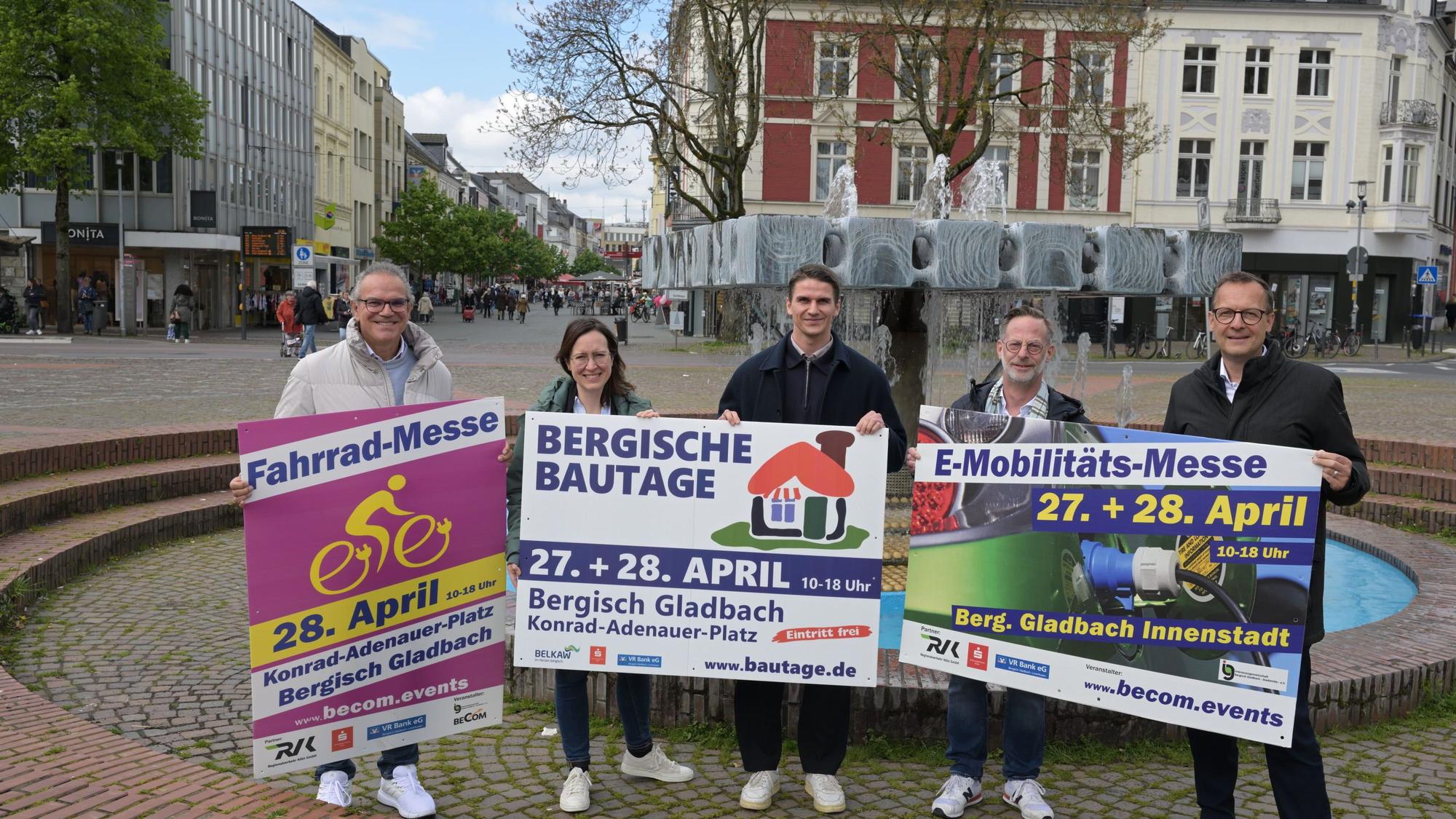Organisatoren der Bergischen Bautage zeigen die Werbeplakate.