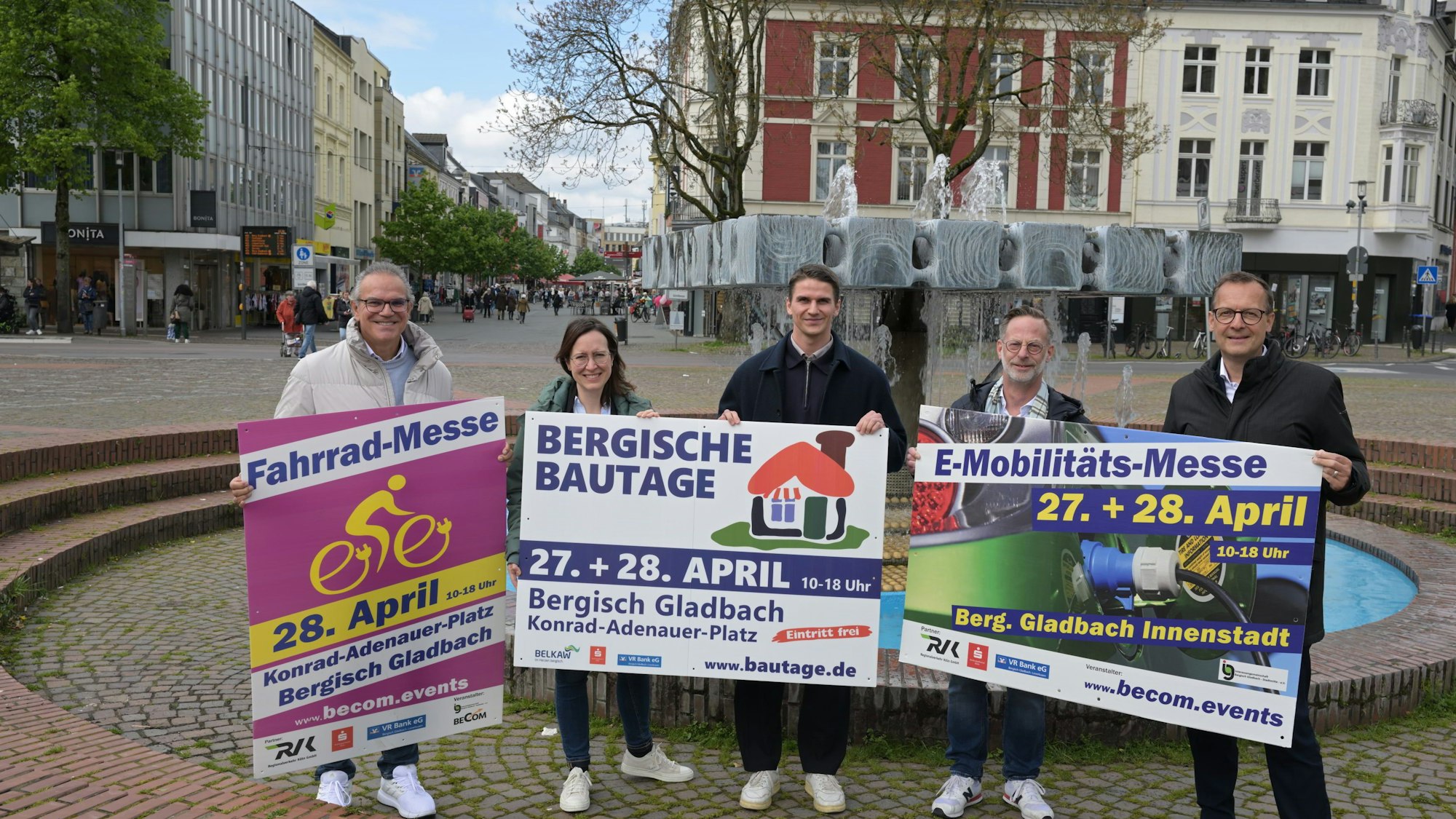 Organisatoren der Bergischen Bautage zeigen die Werbeplakate.