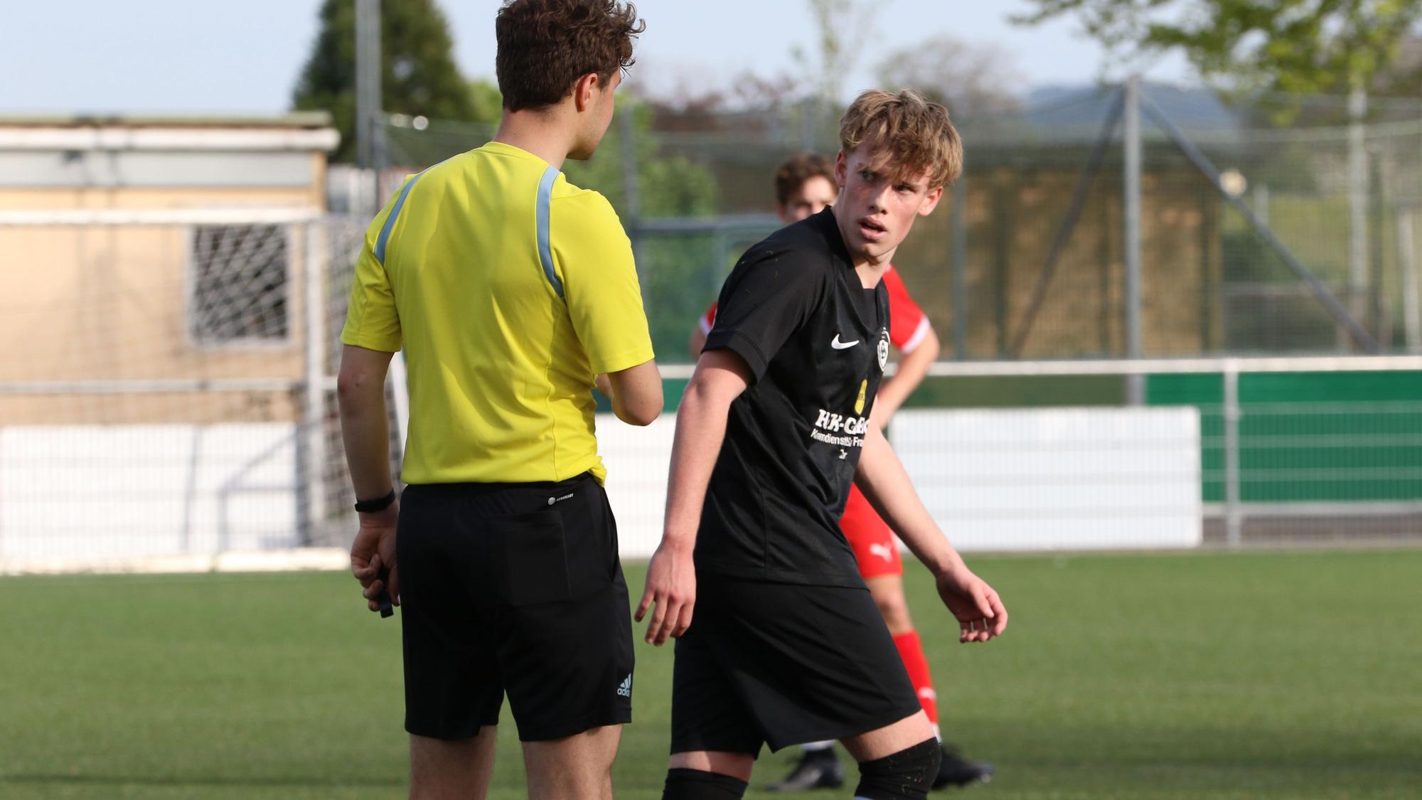 Das Bild zeigt, wie Spieler Tobias Rick dem Schiedsrichter einen bösen Blick zu wirft.