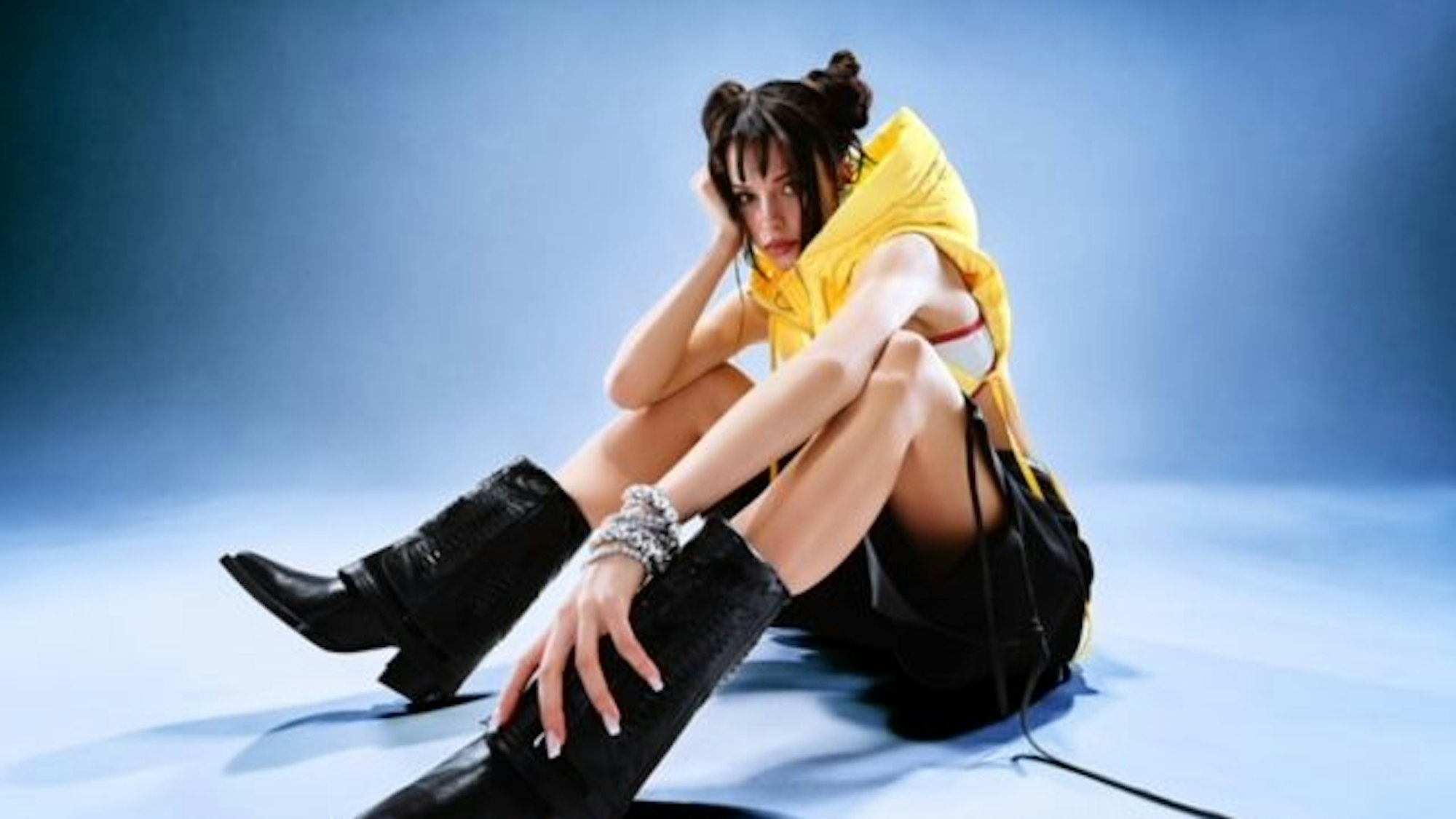 Nina Chuba sitzt auf dem Boden.