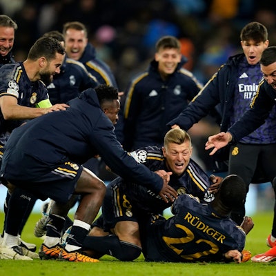 Toni Kroos und Antonio Rüdiger von Real Madrid jubeln nach dem Sieg über Manchester City.