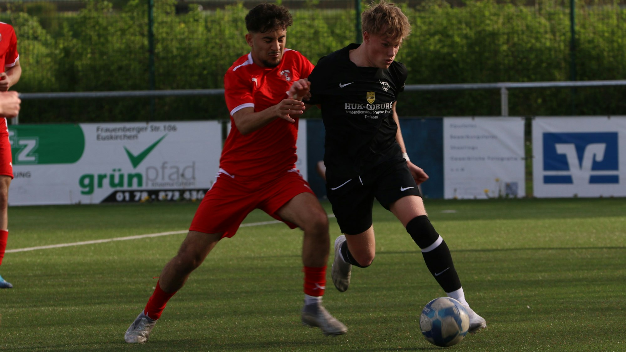 Das Bild zeigt Tobias Rick in einem Zweikampf.