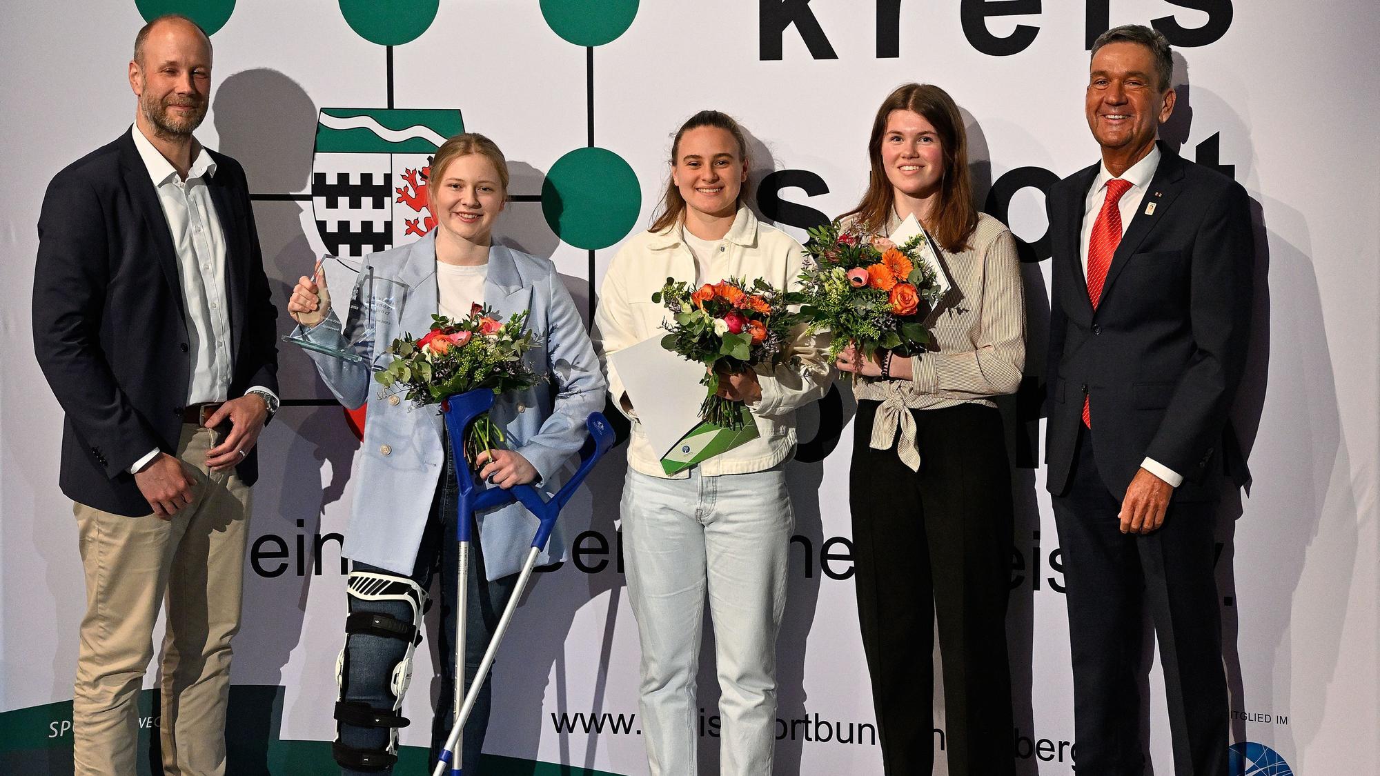 Ehrung der Sportlerinnen des Jahres mit Michael Greuel, Victoria Krause, Alma Demiri, Jule Roß, Rüdiger Oppers.