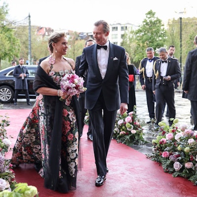 Großherzog Henri mit seiner Frau Großherzogin Maria Teresa von Luxemburg auf dem roten Teppich.