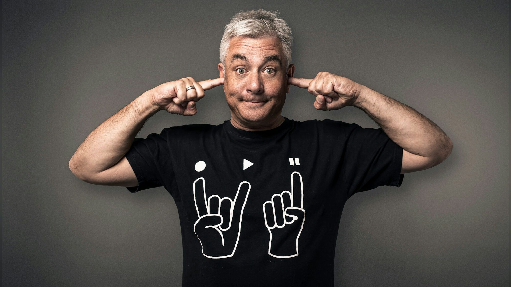 Das Foto zeigt Ingo Oschmann, der sich mit zwei Fingern die Ohren zuhält.