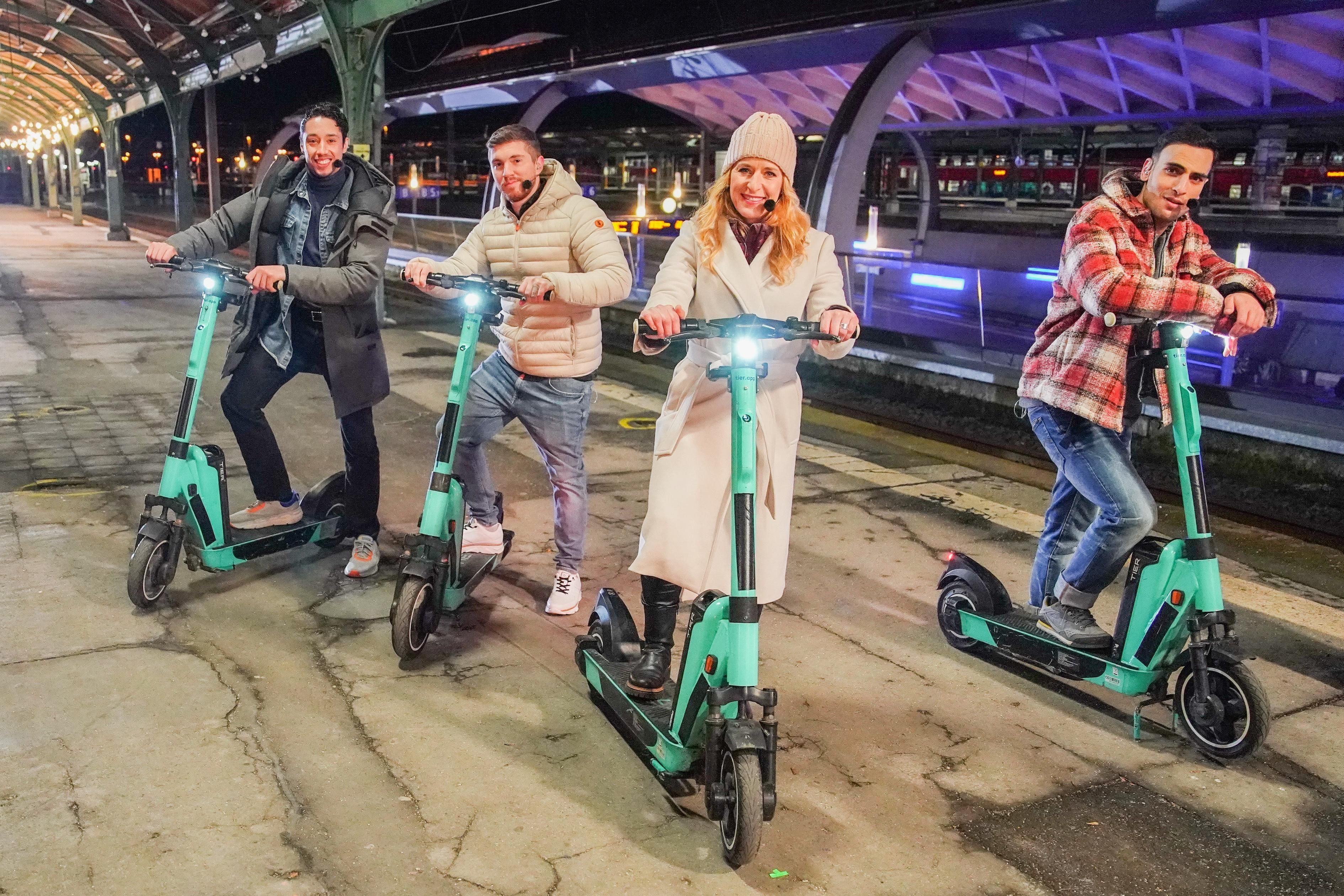 Die Jünger reisen auf E-Scootern durch die Stadt, eine Szene aus „Die Passion“.