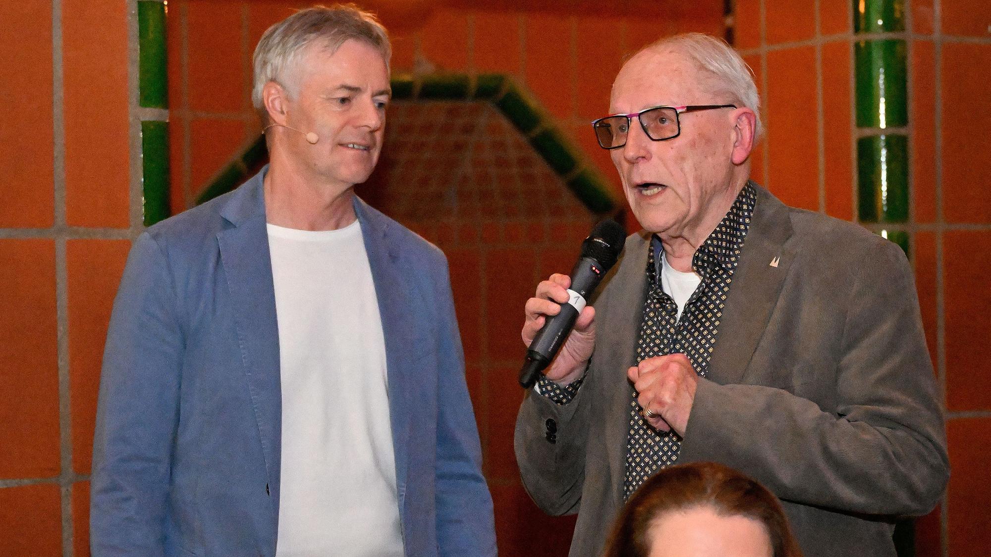 Tom Bartels interviewt Herbert Watterott bei der Sportlerehrung Rhein-Berg.