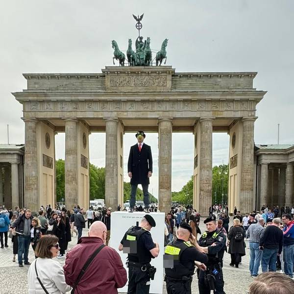 Kölns CDU-Vize Thomas Schneider bei seiner Aktion vor dem Brandenburger Tor.