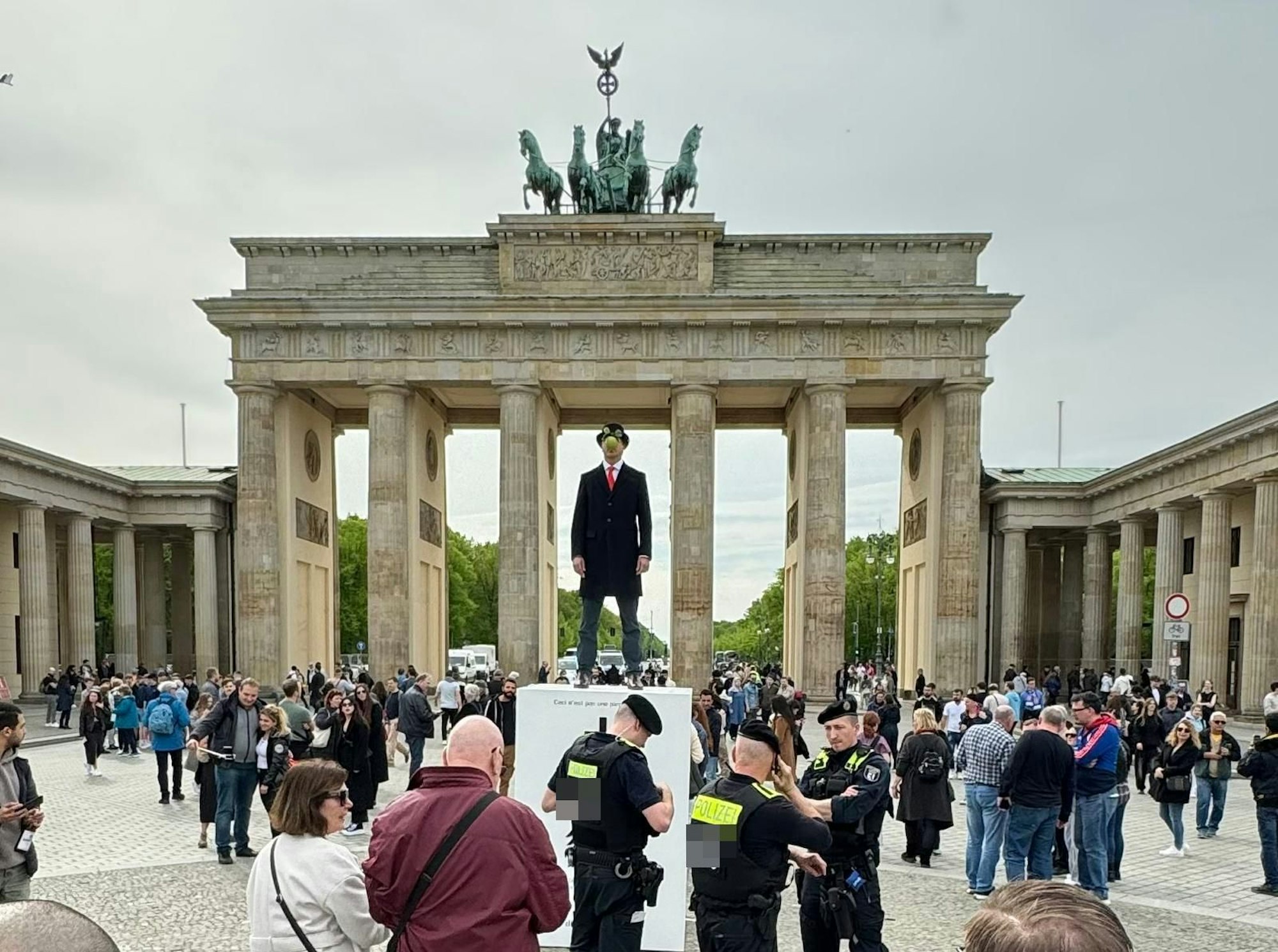 Kölns CDU-Vize Thomas Schneider bei seiner Aktion vor dem Brandenburger Tor.