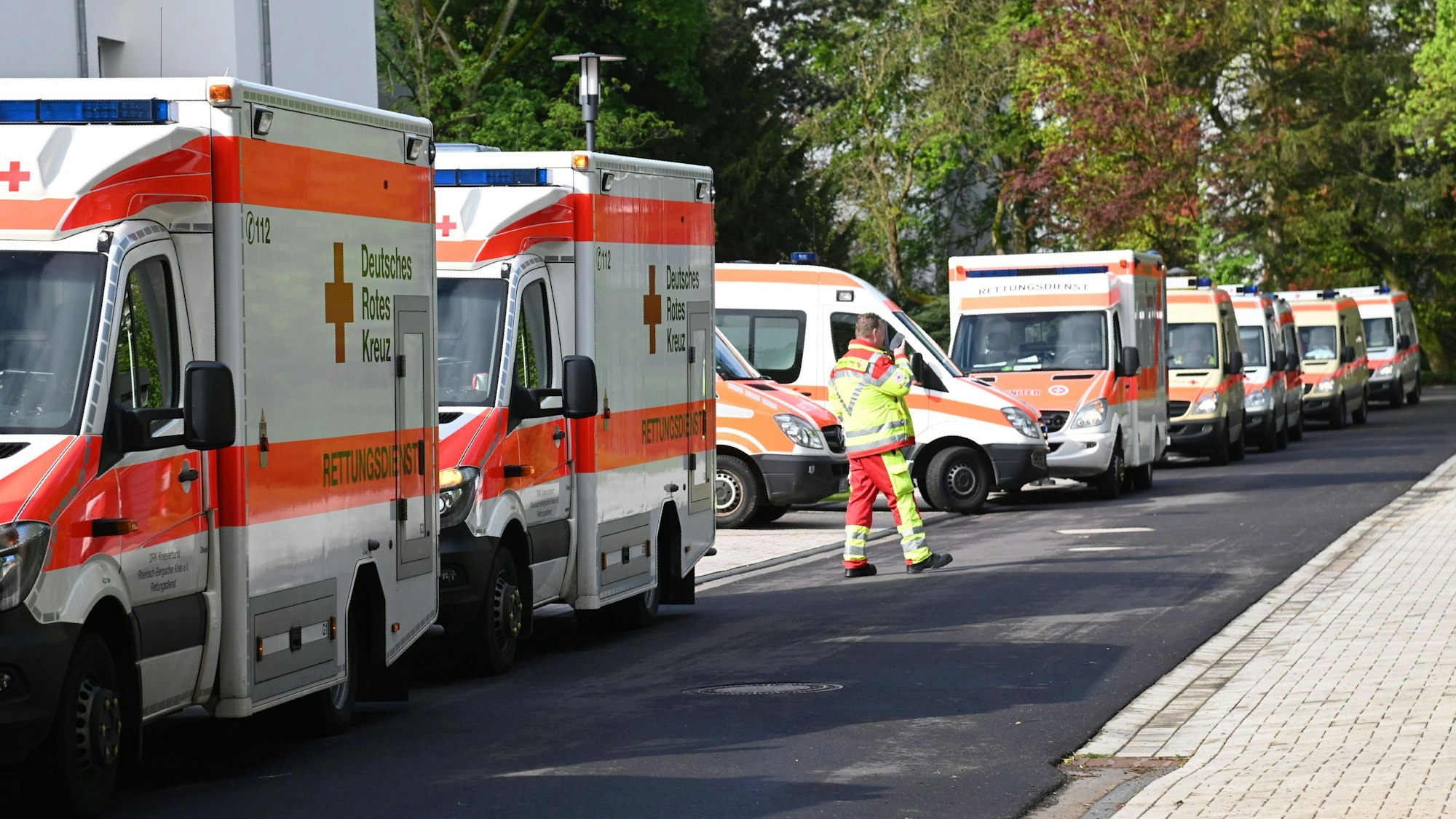 Die Evakuierung des städtischen Seniorenzentrums in Köln-Riehl hat gegen 9 Uhr morgens begonnen.