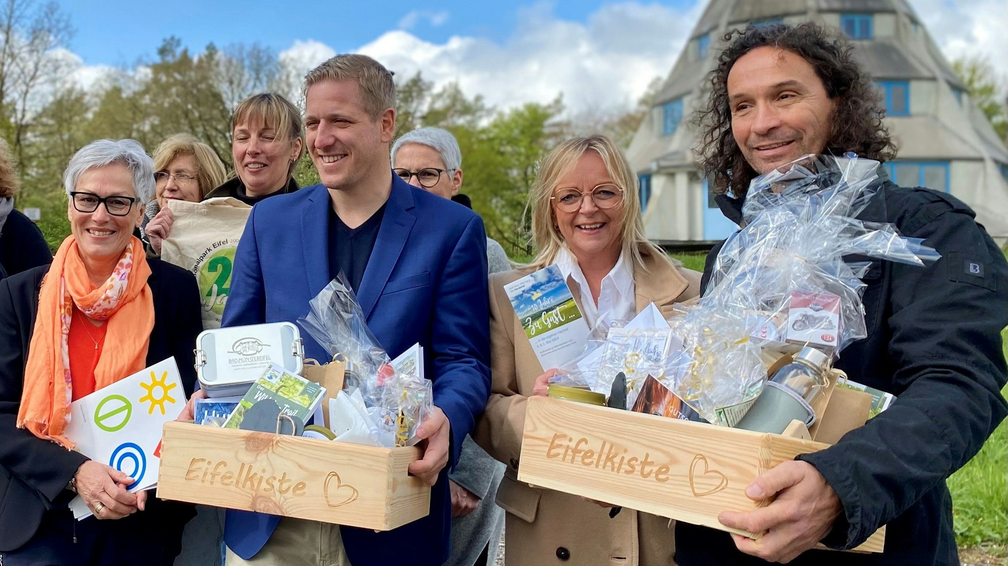Vor dem Astropeiler stehen die Organisatoren der Aktionstage „Zu Gast in der Eifel“ zusammen mit Landrat Markus Ramers, Bad Münstereifeler Bürgermeisterin Sabine Preiser-Marian und Landrat Markus Ramers.