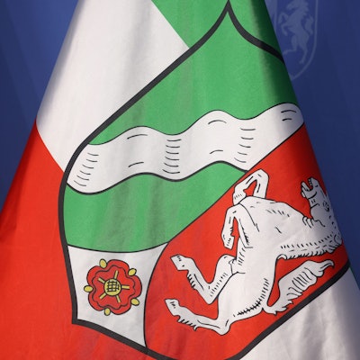 Das Landeswappen ist auf der Fahne von Nordrhein-Westfalen in der Staatskanzlei zu sehen.