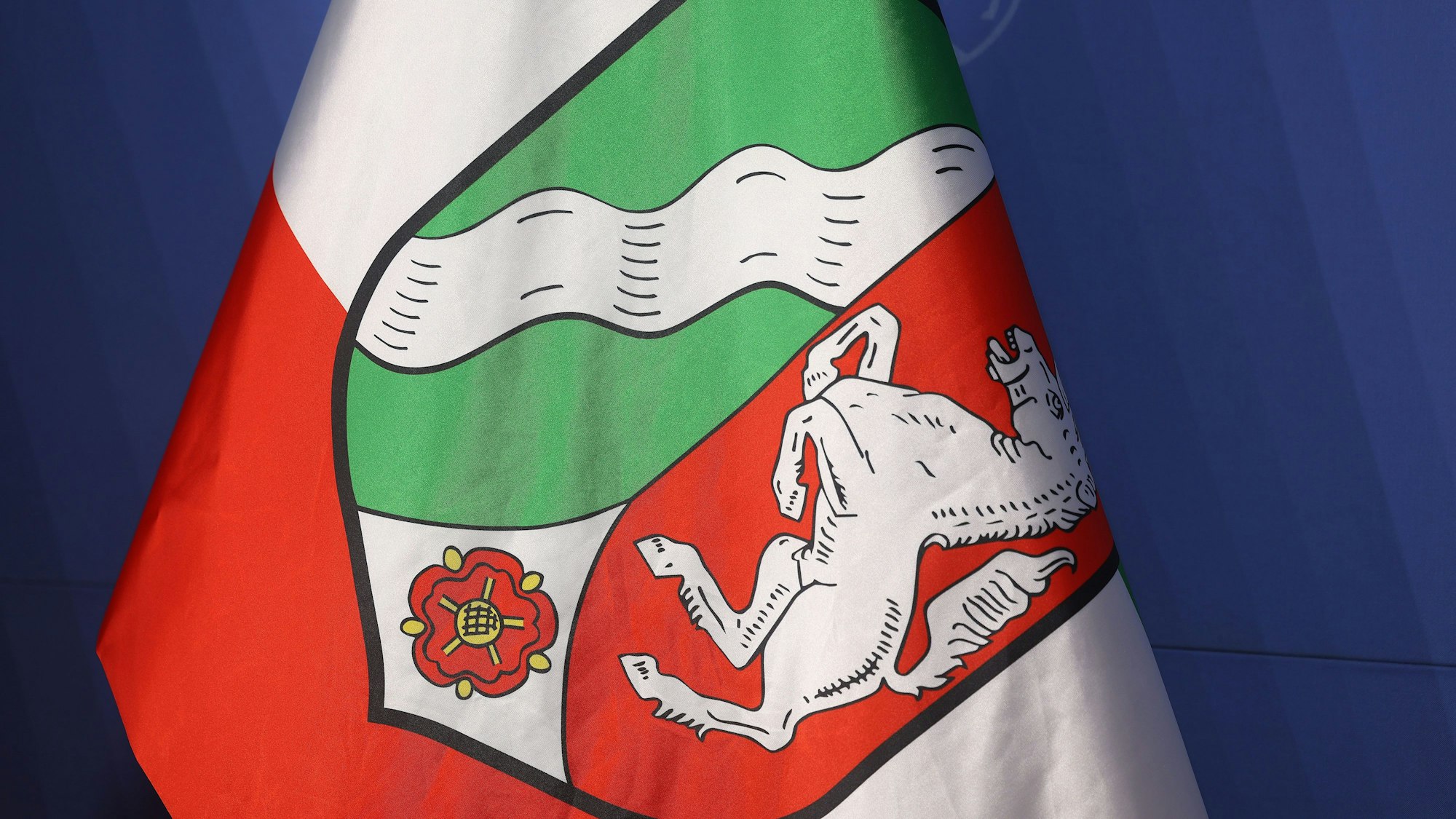 Das Landeswappen ist auf der Fahne von Nordrhein-Westfalen in der Staatskanzlei zu sehen.