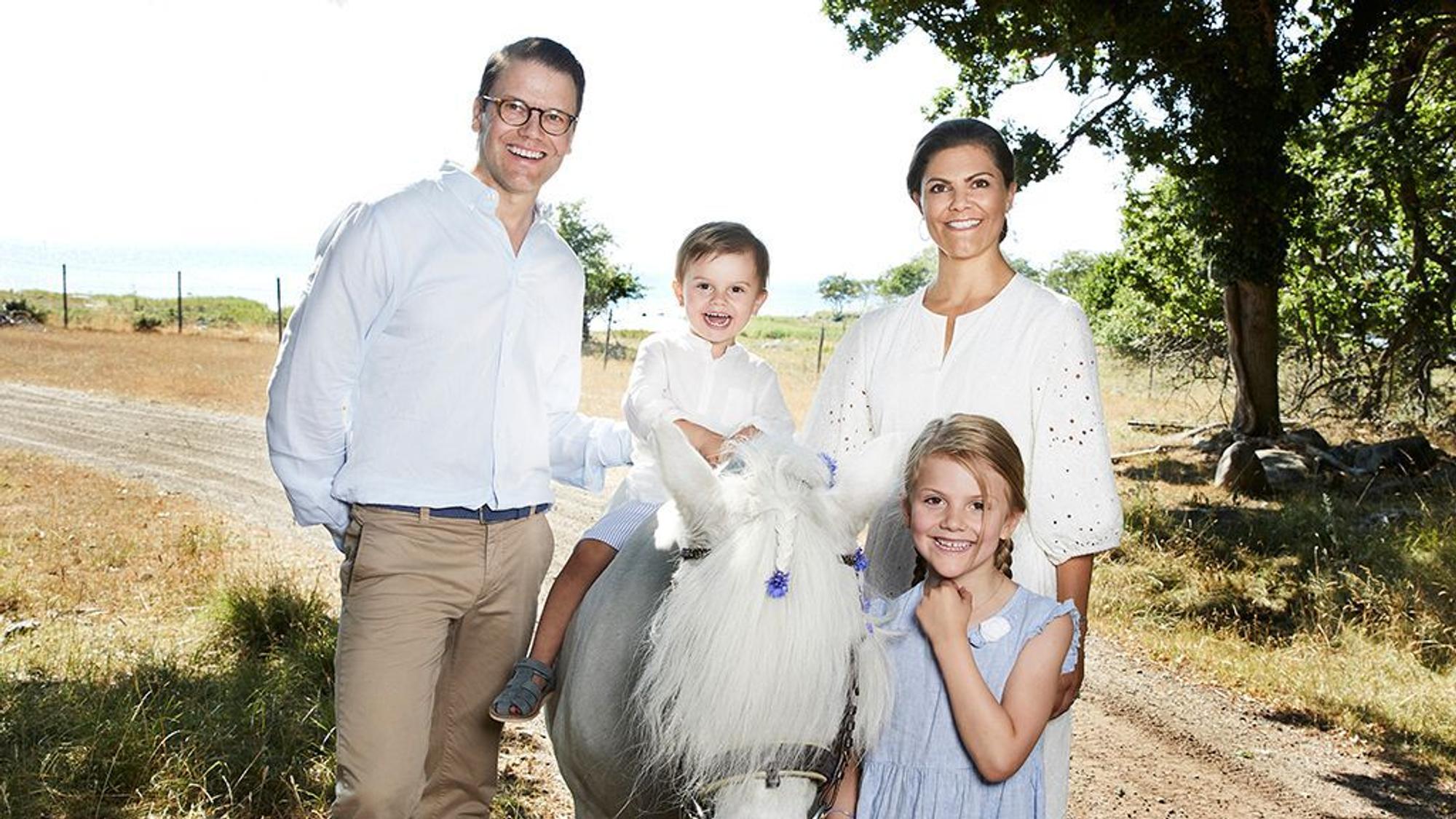 Die Familie posiert für ein Foto.
