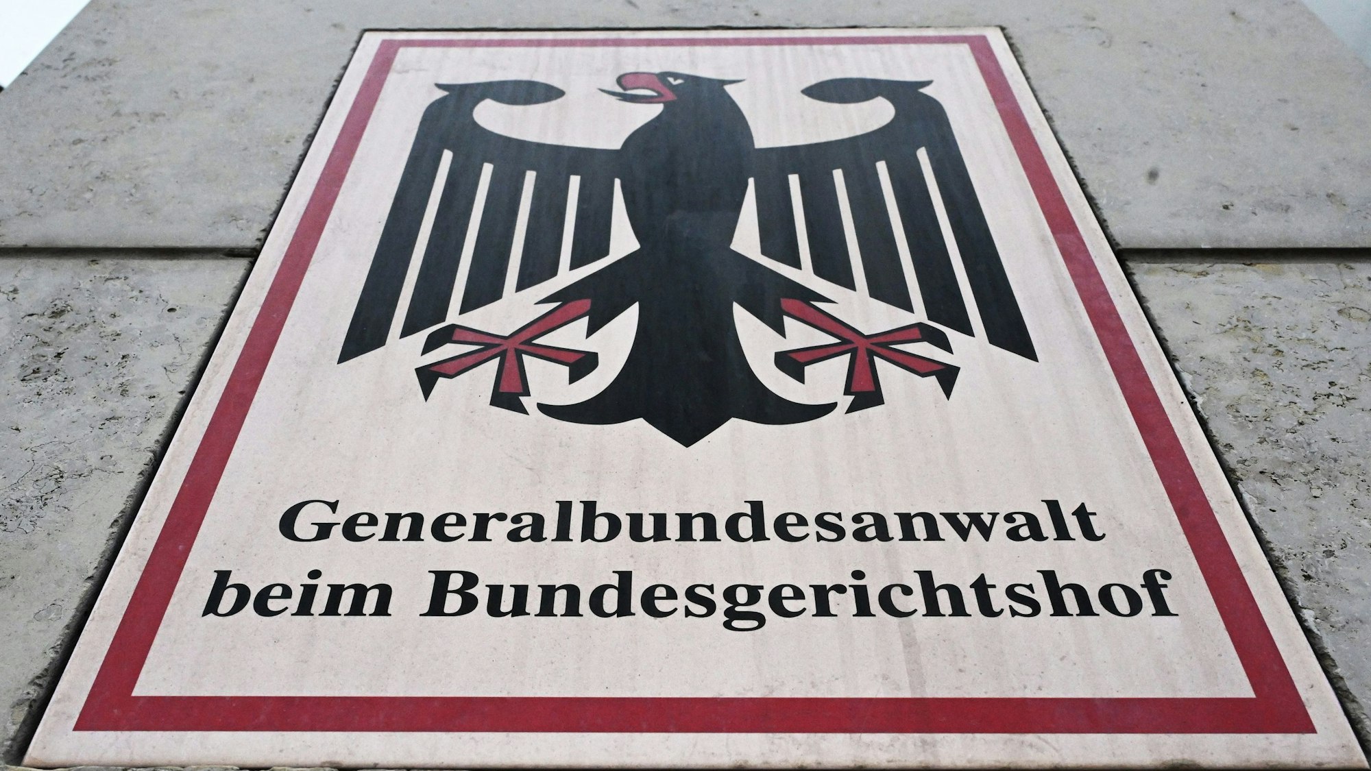 Ein Hinweisschild mit Bundesadler und dem Schriftzug „Generalbundesanwalt beim Bundesgerichtshof“ ist in Karlsruhe vor dem Bundesgerichtshof zu sehen.