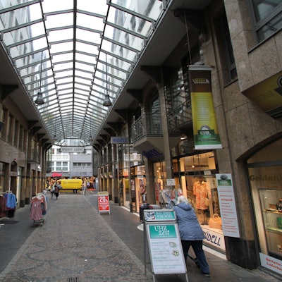 Blick in eine Einkaufspassage mit gläsernem Dach