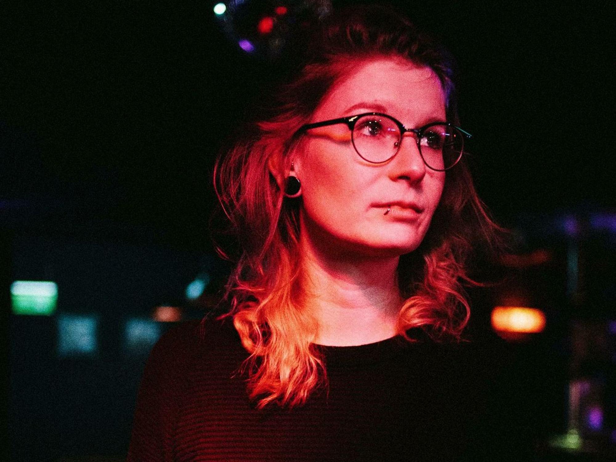 Porträt im Discolicht von Veranstalterin Laura Giltjes