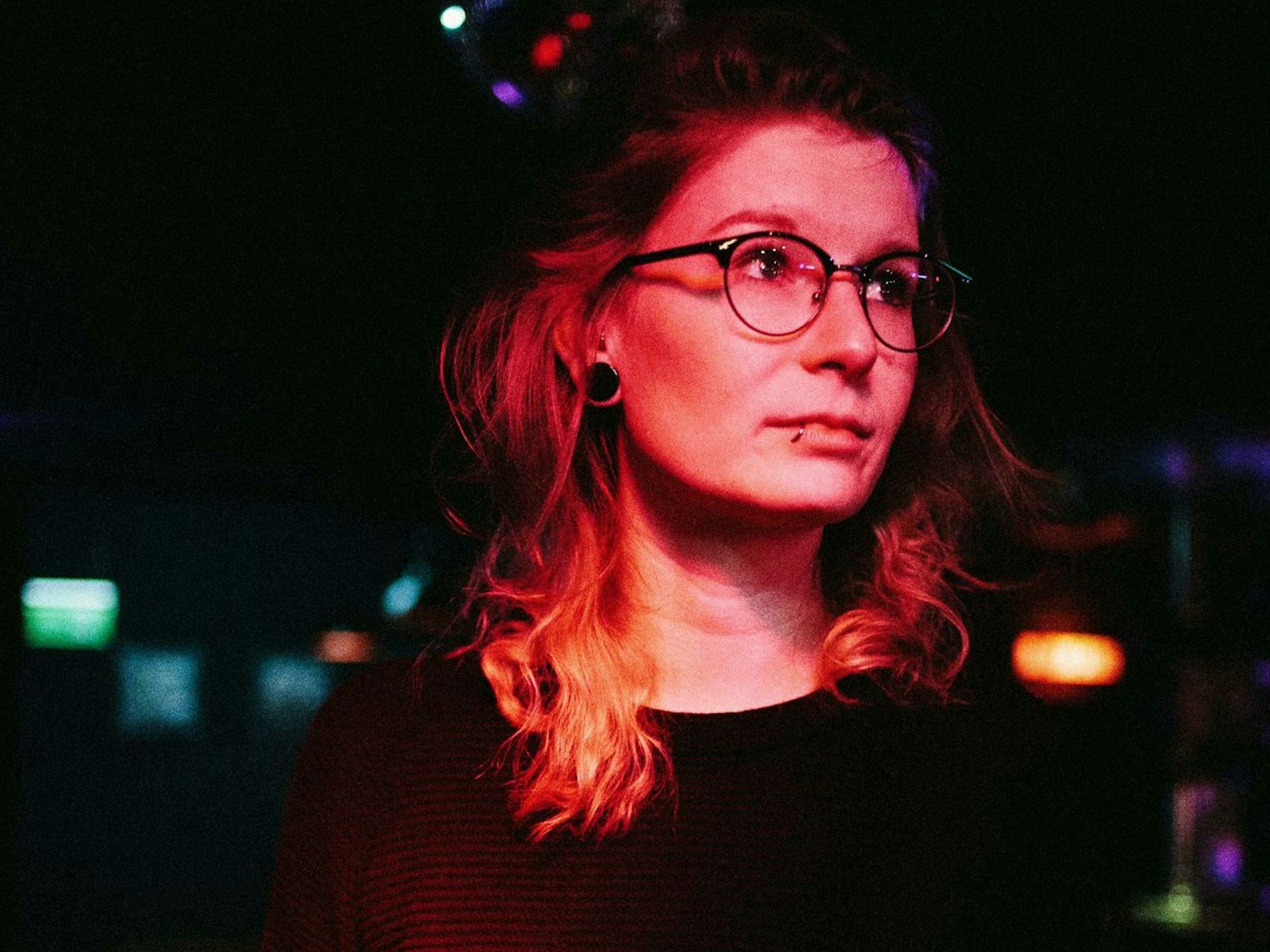 Porträt im Discolicht von Veranstalterin Laura Giltjes