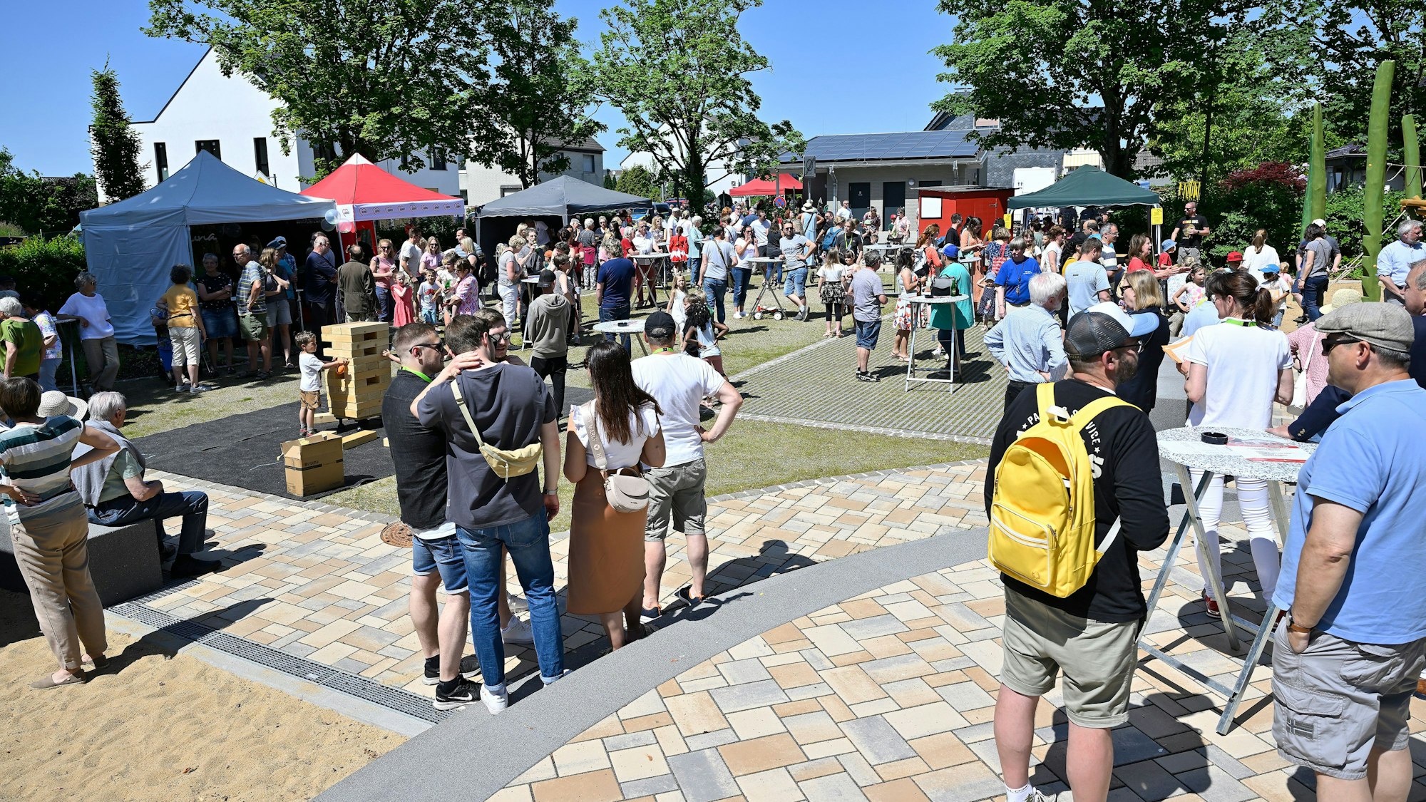 Menschenversammlung auf einem Platz.