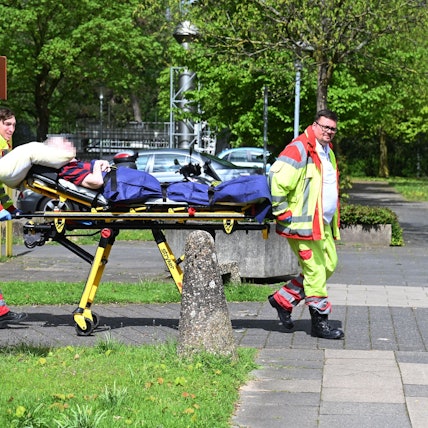 Sanitäter bei der Evakuierung der Riehler Heimstätten