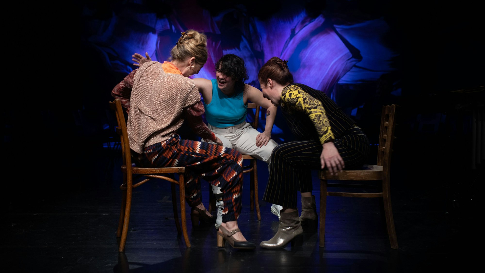 HEXE – HELDIN – HERRENWITZ
Ein Panorama zur Geschichte von Frauen in Köln
Text und Regie, als Teil des Ensembles Franco Melis | Ausstattung / Malerei Anica Blagaj | Produktionsleitung Erika Walter
Mit Susanne Pätzold, Nicole Kersten und Bruna Cabral (Live-Musik)
Premiere 06. April 2024