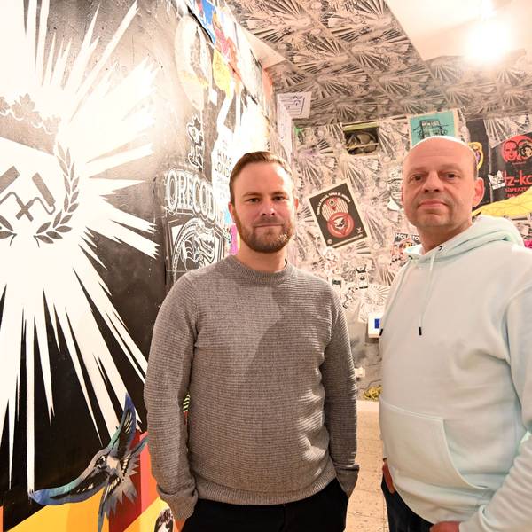 Zwei Streetartists reden über ihre Kunst und eine Ausstellung im Kulturbunker Mülheim Ende April. Tim Ossege (alias seiLeise, mit Bart) und Tom Weecks (alias cutsandpieces).