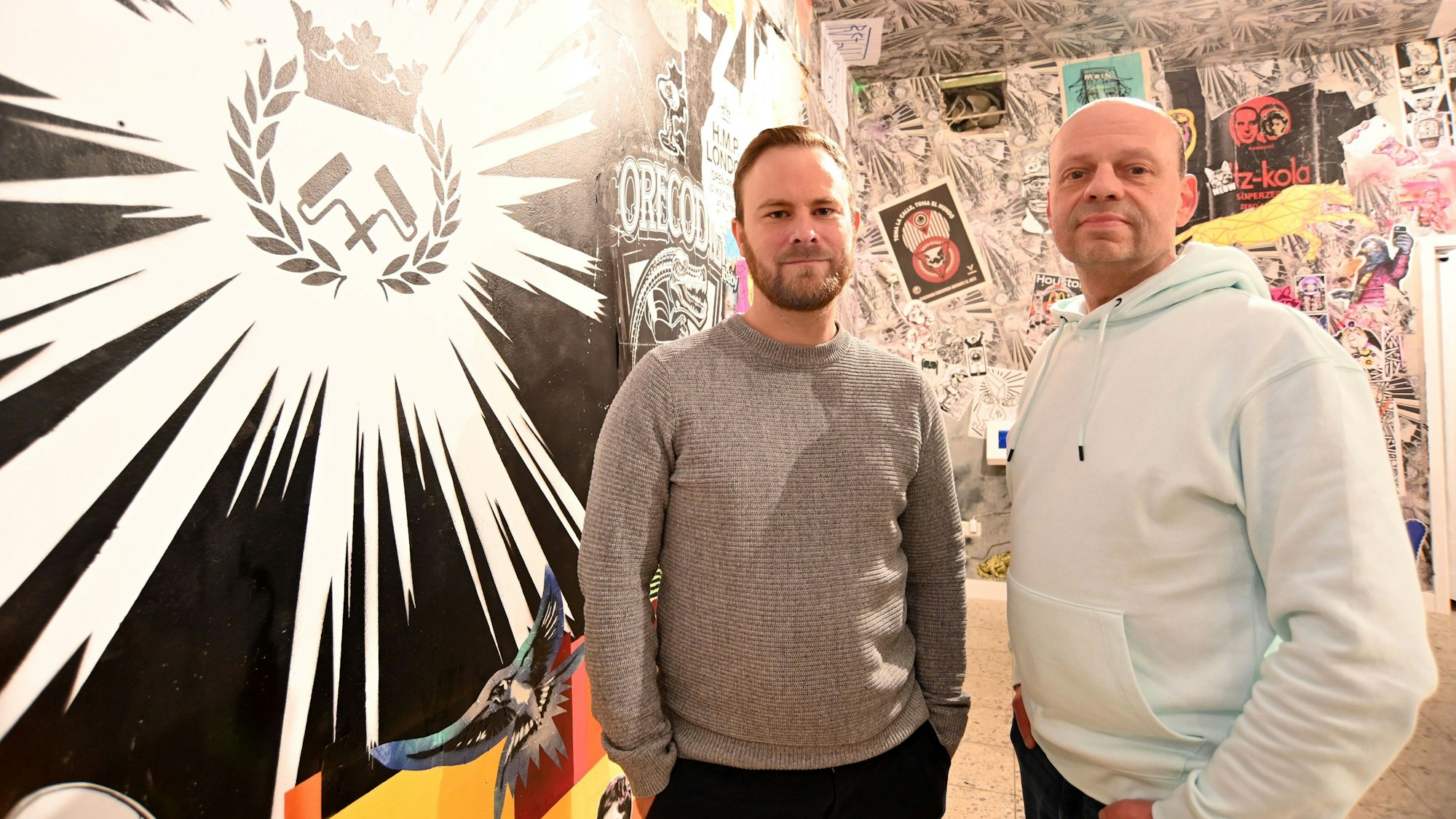 17.04.2024 Köln.
Zwei Streetartisten, reden über ihre Kunst und eine Ausstellung im Kulturbunker Mülheim Ende April. Tim Ossege (alias seiLeise, mit Bart) und Tom Weecks (alias cutsandpieces).
,