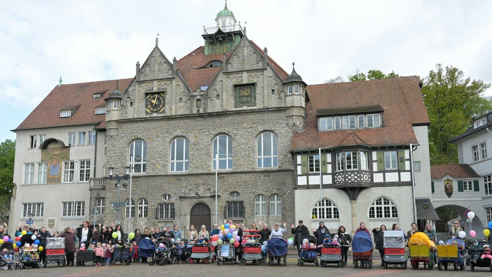 Sternenmarsch aus den Kindertagespflegestellen zum
Konrad-Adenauer-Platz.
