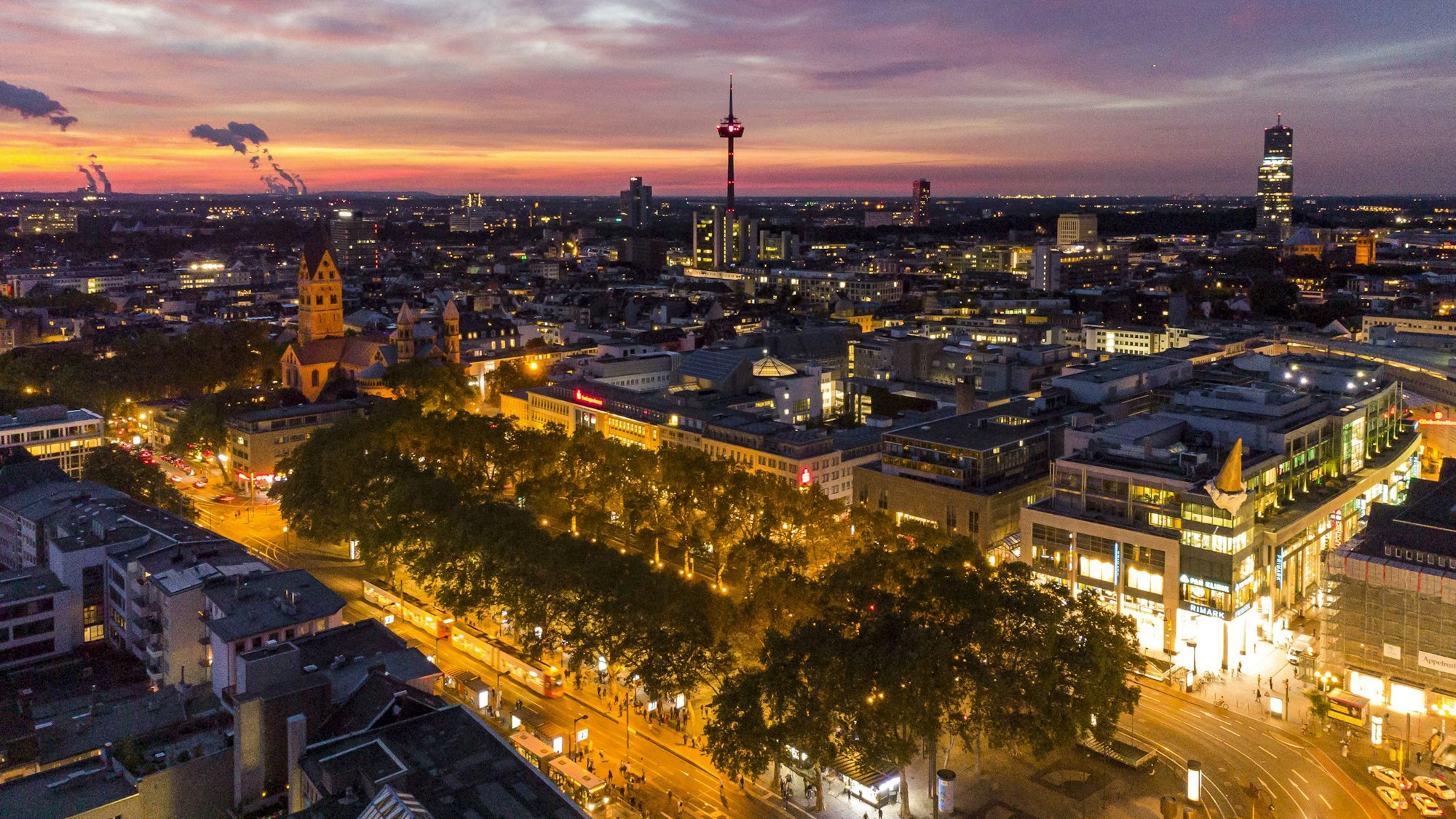 Luftaufnahme von Köln mit Sonnenuntergang: 1,095 Millionen Menschen lebten am Stichtag 31. Dezember 2023 in Köln.
