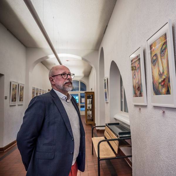 meinolf Otto und seiner Ausstellung seiner Porträtserie im Flur der Musikschule Leverkusen.