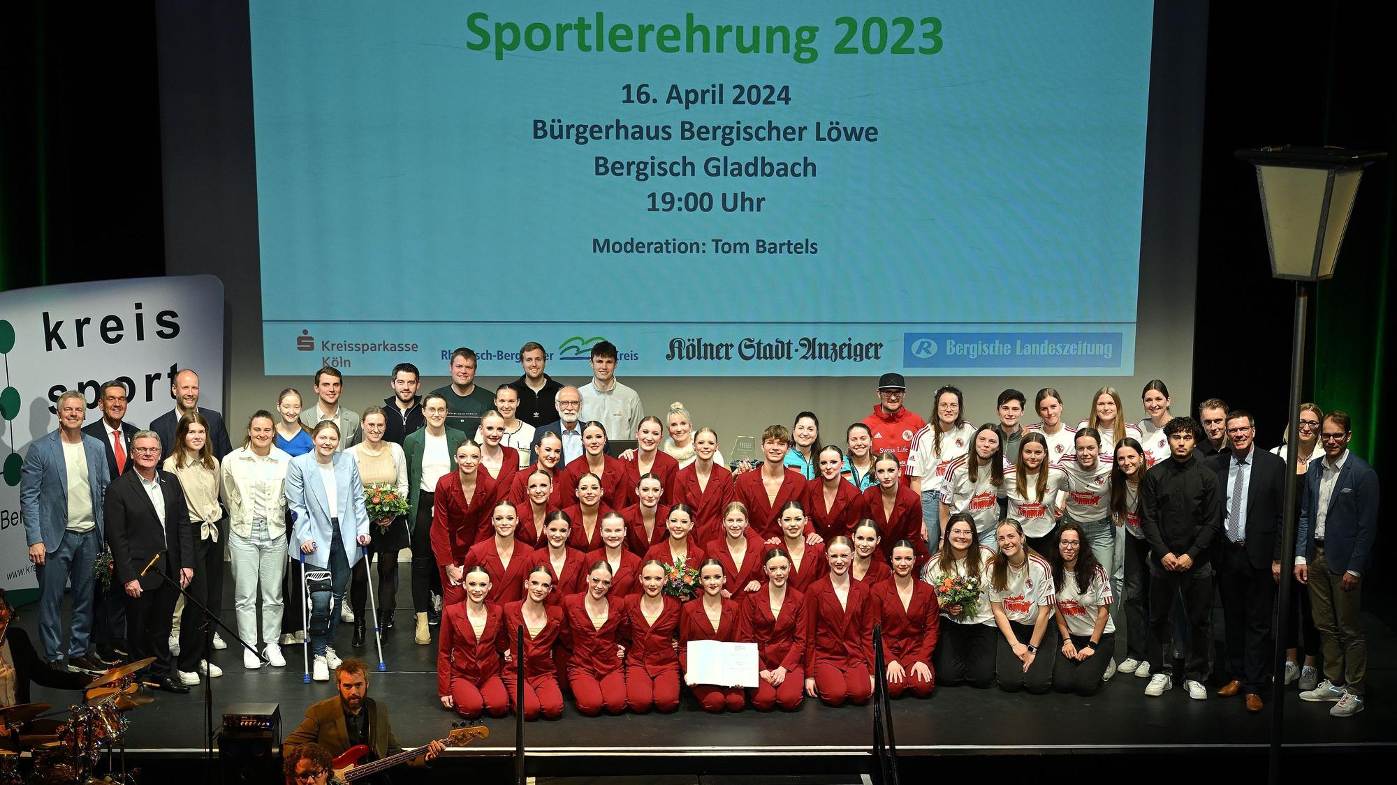 Alle Vertreter der Plätze 1 bis 3 der Sportlerehrung 2023 stehen auf der Bühne des Bergischen Löwen mit Vertretern von Kreis, Kreissportbund, Verbänden und Partnern der Sportlerwahl.