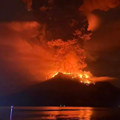 Der Vulkan Ruang auf der gleichnamigen indonesischen Insel spuckt plötzlich wieder Asche und Lava. Forscher haben Angst vor einem gewaltigen Tsunami, der weltweite Auswirkungen haben könnte.